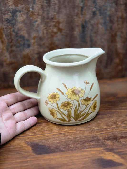 DDR Keramik Milchgießer aus dem Mala Geschirrset von VEB Sintolanwerk Annaburg mit gelbem Blumenmotiv, cremefarbener Glasur und klassischer 1970er Form.