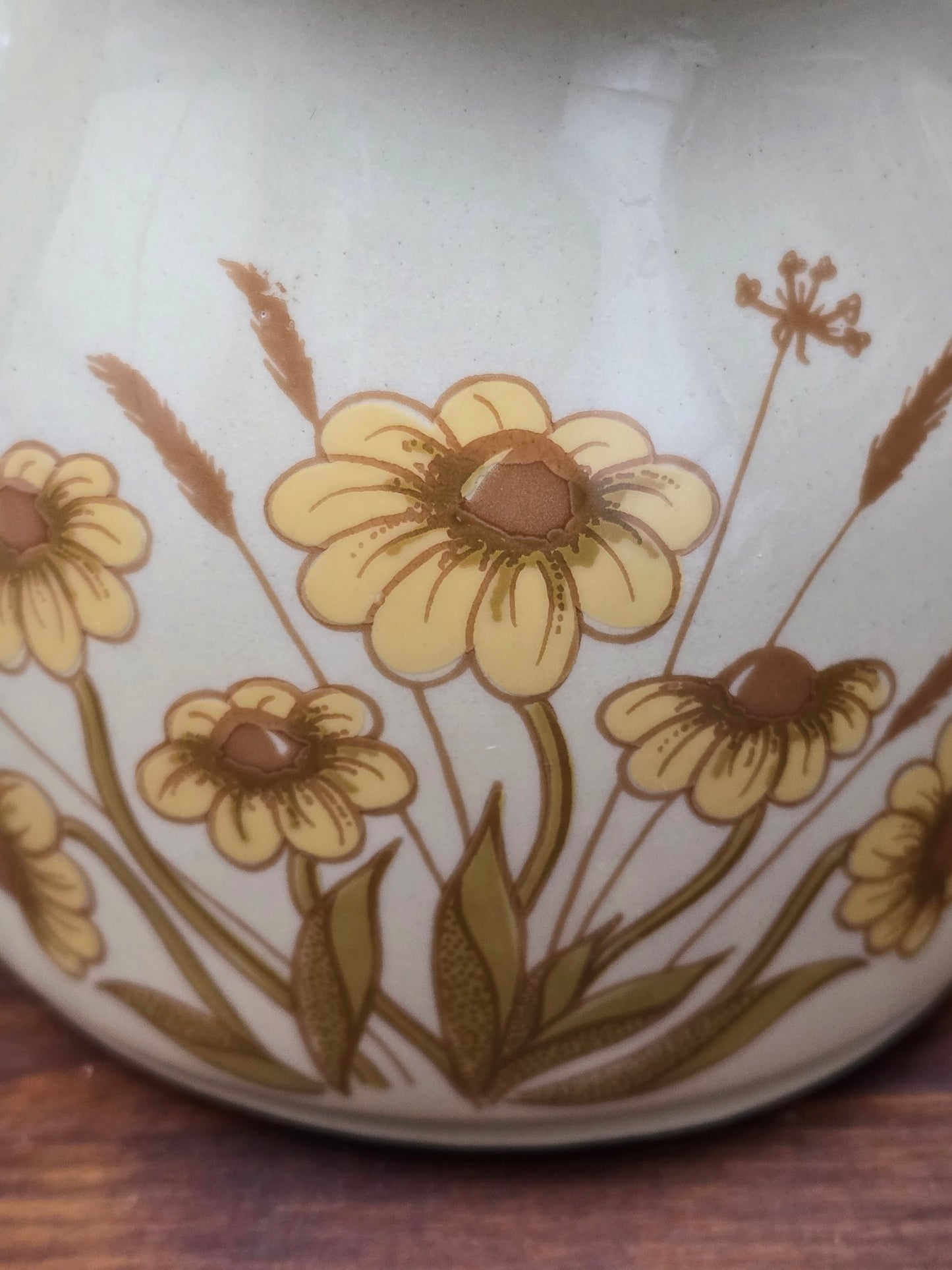 DDR Keramik Milchgießer aus dem Mala Geschirrset von VEB Sintolanwerk Annaburg mit gelbem Blumenmotiv, cremefarbener Glasur und klassischer 1970er Form.