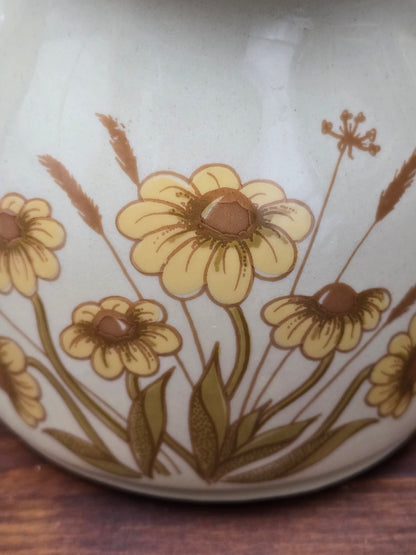 DDR Keramik Milchgießer aus dem Mala Geschirrset von VEB Sintolanwerk Annaburg mit gelbem Blumenmotiv, cremefarbener Glasur und klassischer 1970er Form.