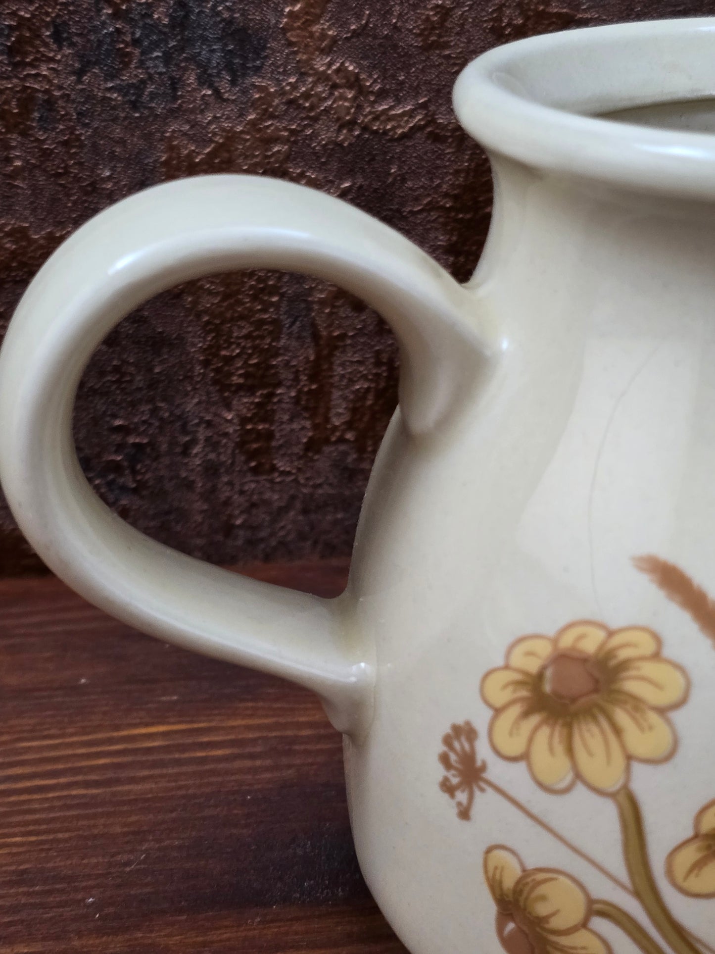 DDR Keramik Milchgießer aus dem Mala Geschirrset von VEB Sintolanwerk Annaburg mit gelbem Blumenmotiv, cremefarbener Glasur und klassischer 1970er Form.