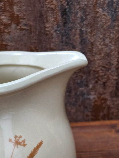 DDR Keramik Milchgießer aus dem Mala Geschirrset von VEB Sintolanwerk Annaburg mit gelbem Blumenmotiv, cremefarbener Glasur und klassischer 1970er Form.