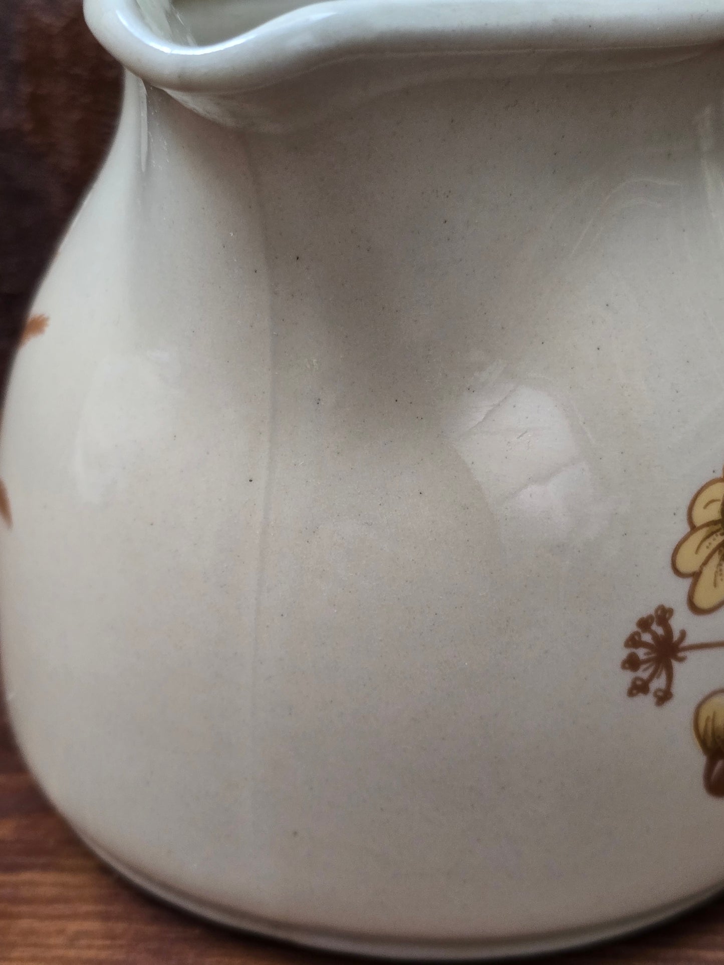 DDR Keramik Milchgießer aus dem Mala Geschirrset von VEB Sintolanwerk Annaburg mit gelbem Blumenmotiv, cremefarbener Glasur und klassischer 1970er Form.