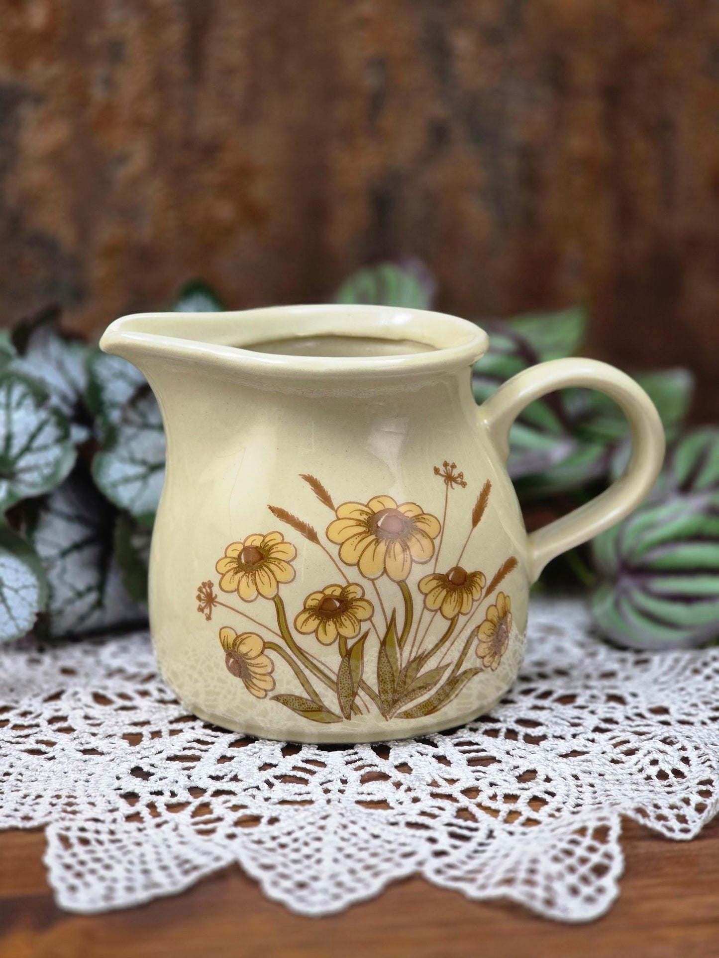 DDR Keramik Milchgießer aus dem Mala Geschirrset von VEB Sintolanwerk Annaburg mit gelbem Blumenmotiv, cremefarbener Glasur und klassischer 1970er Form.