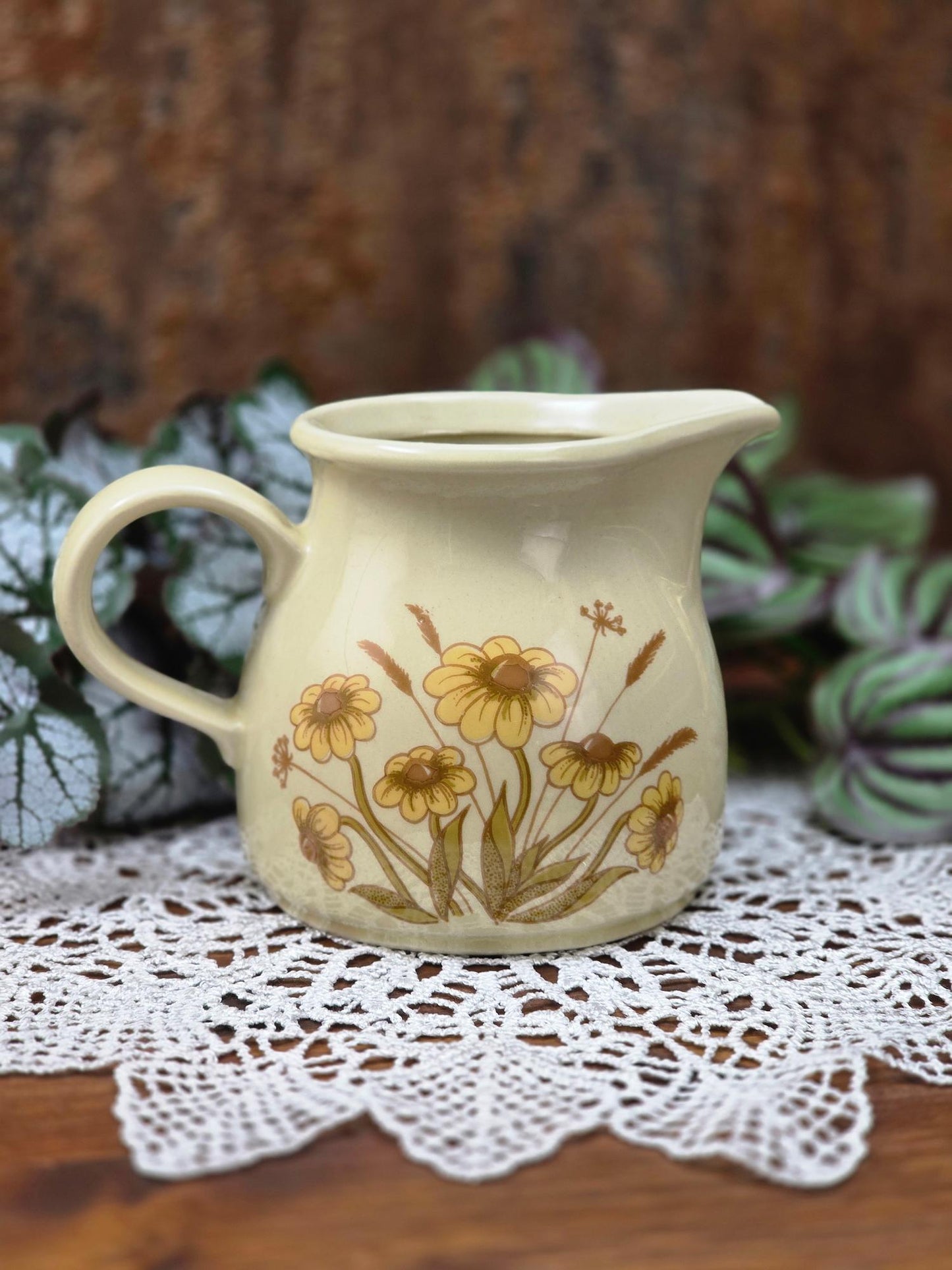 DDR Keramik Milchgießer aus dem Mala Geschirrset von VEB Sintolanwerk Annaburg mit gelbem Blumenmotiv, cremefarbener Glasur und klassischer 1970er Form.