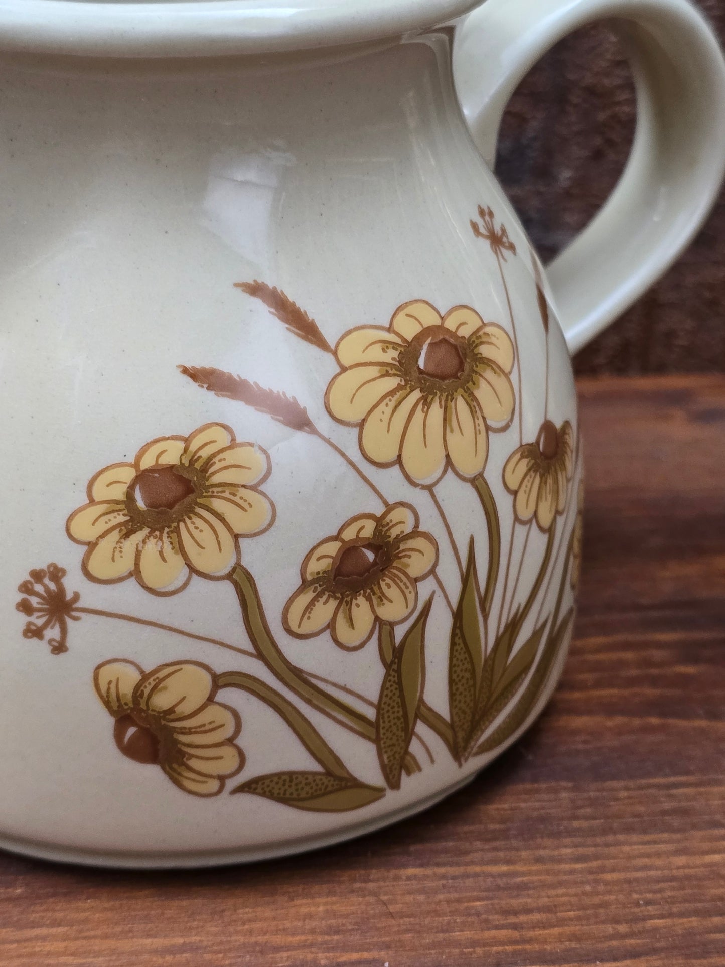 DDR Keramik Milchgießer aus dem Mala Geschirrset von VEB Sintolanwerk Annaburg mit gelbem Blumenmotiv, cremefarbener Glasur und klassischer 1970er Form.