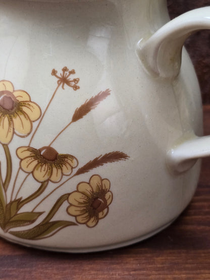 DDR Keramik Milchgießer aus dem Mala Geschirrset von VEB Sintolanwerk Annaburg mit gelbem Blumenmotiv, cremefarbener Glasur und klassischer 1970er Form.