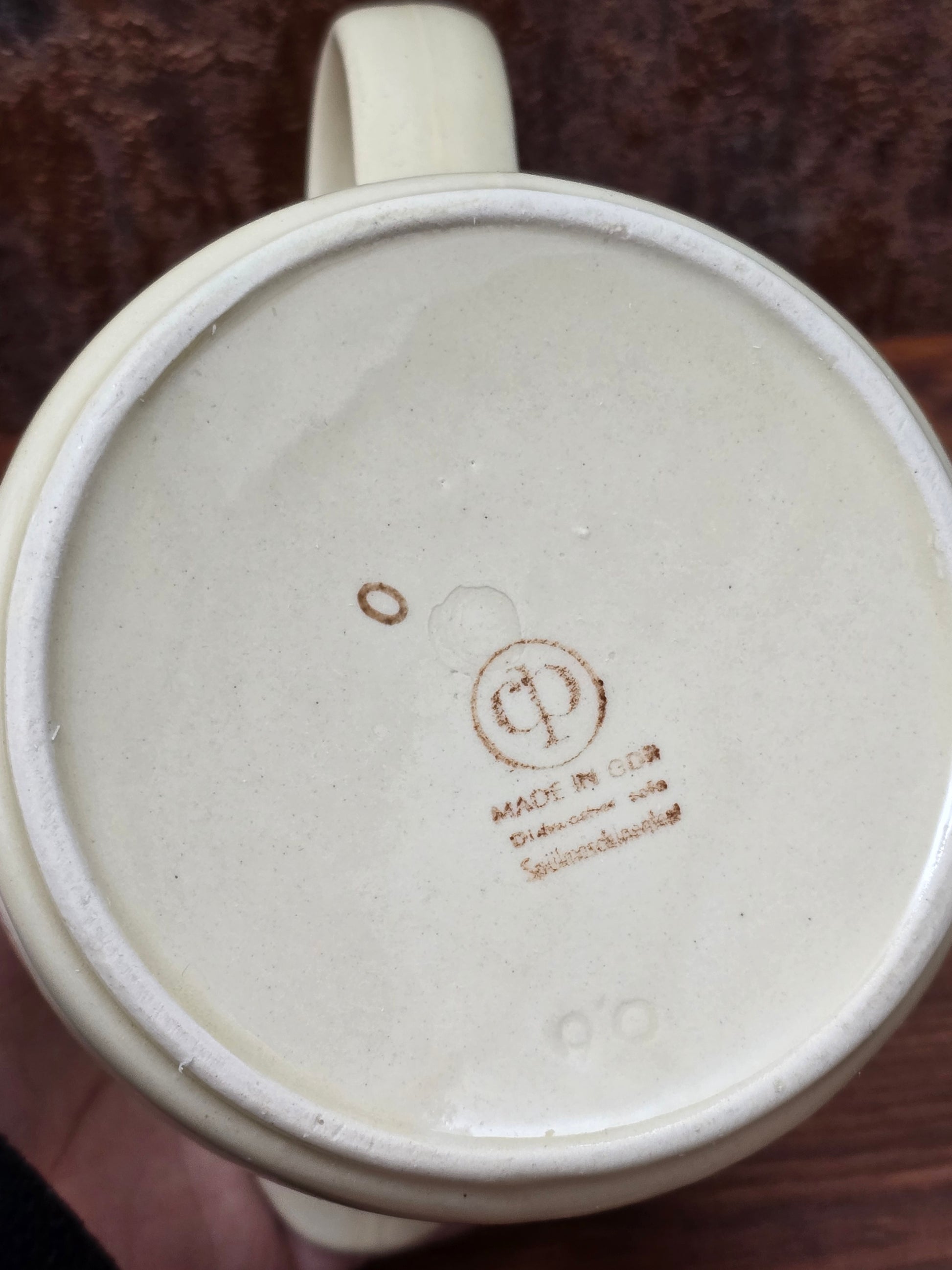 DDR Keramik Milchgießer aus dem Mala Geschirrset von VEB Sintolanwerk Annaburg mit gelbem Blumenmotiv, cremefarbener Glasur und klassischer 1970er Form.