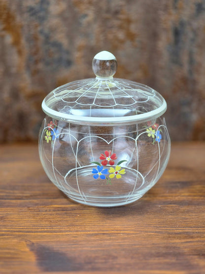 Dekorative Mid-Century Glasbonboniere mit handgemalten Blumen, Deckel und klarer Form, böhmische Vintage Glasdose zur stilvollen Aufbewahrung.
