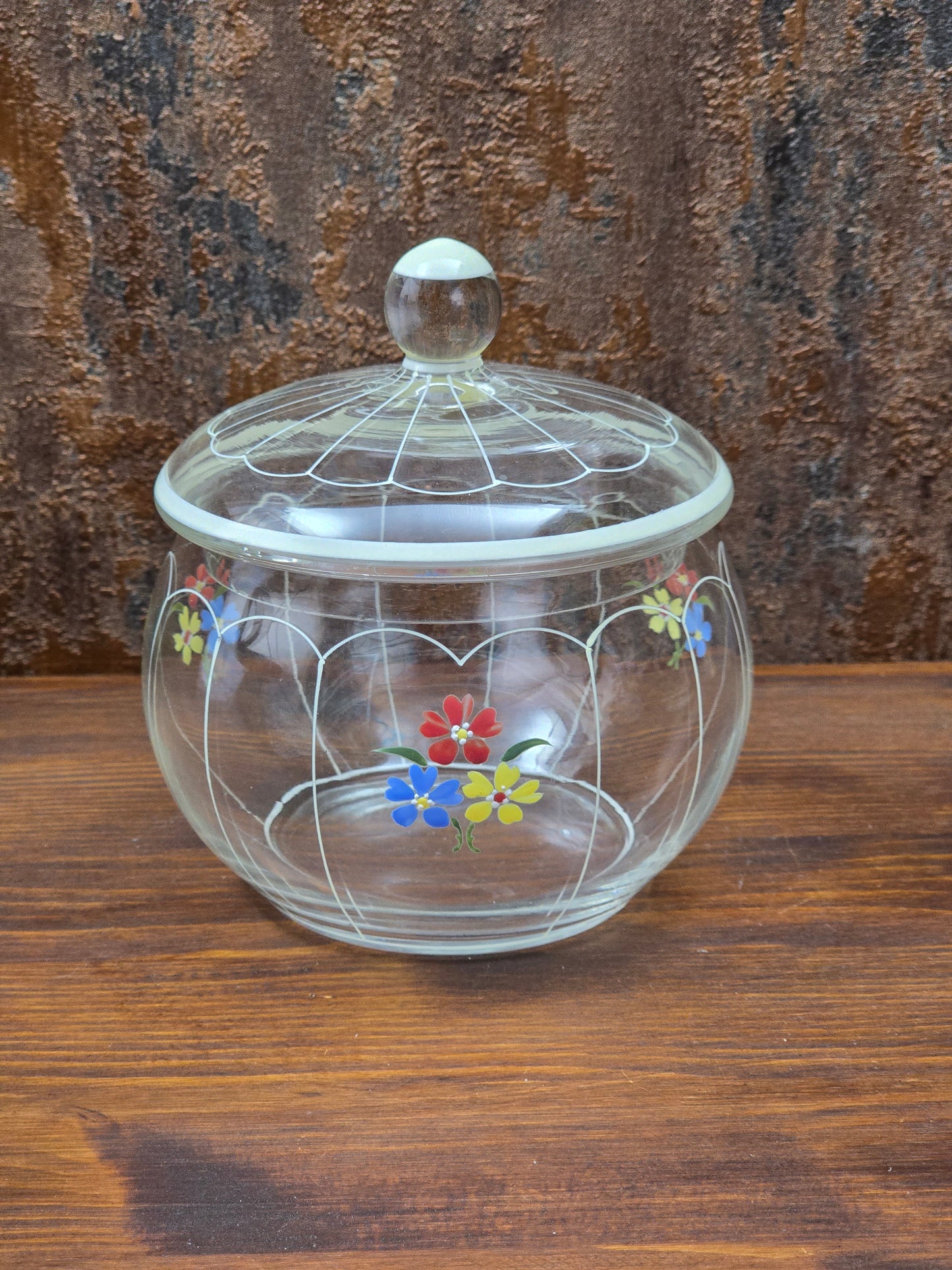Dekorative Mid-Century Glasbonboniere mit handgemalten Blumen, Deckel und klarer Form, böhmische Vintage Glasdose zur stilvollen Aufbewahrung.