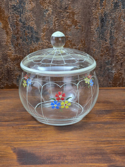 Dekorative Mid-Century Glasbonboniere mit handgemalten Blumen, Deckel und klarer Form, böhmische Vintage Glasdose zur stilvollen Aufbewahrung.