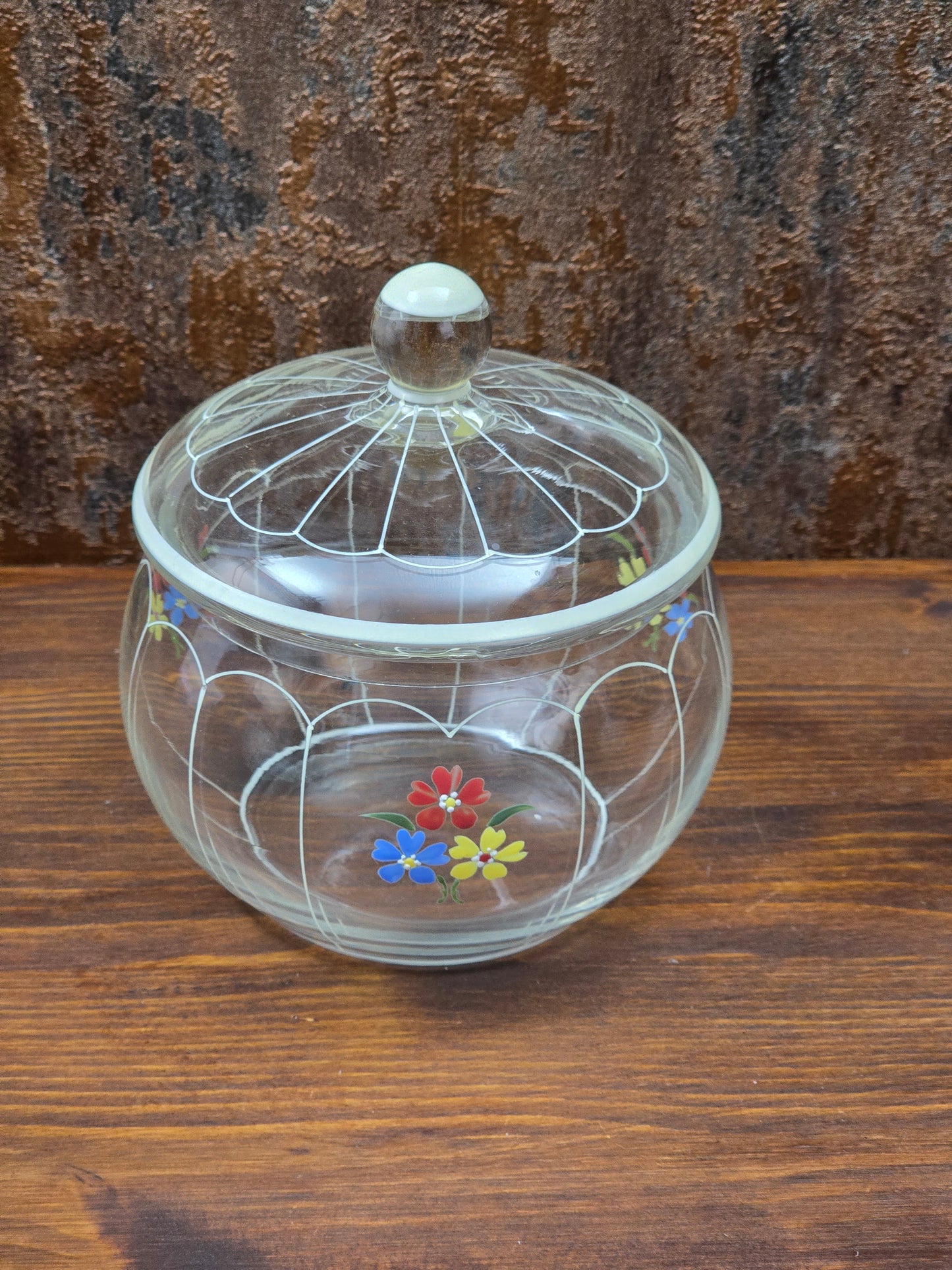 Dekorative Mid-Century Glasbonboniere mit handgemalten Blumen, Deckel und klarer Form, böhmische Vintage Glasdose zur stilvollen Aufbewahrung.