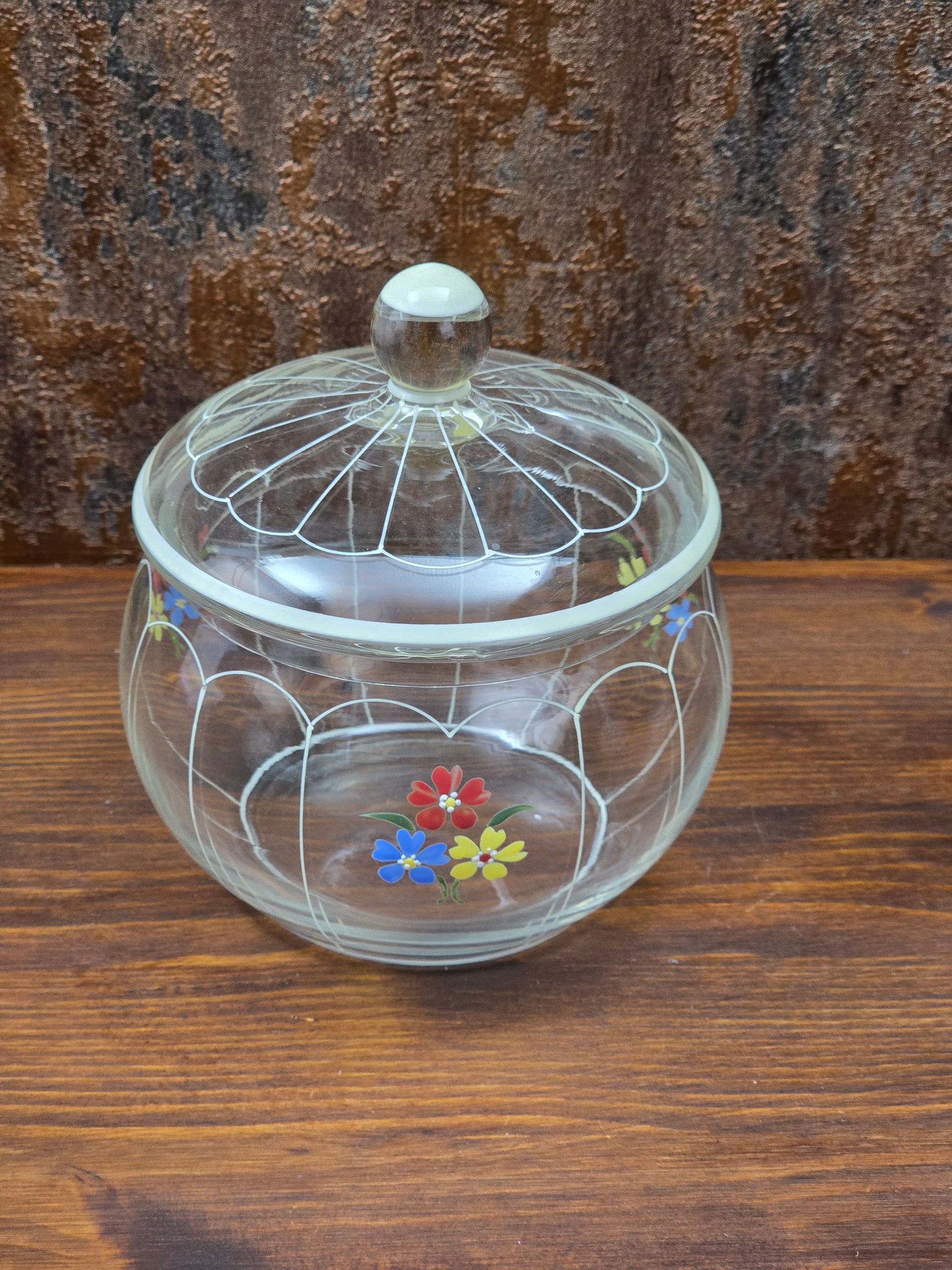 Dekorative Mid-Century Glasbonboniere mit handgemalten Blumen, Deckel und klarer Form, böhmische Vintage Glasdose zur stilvollen Aufbewahrung.
