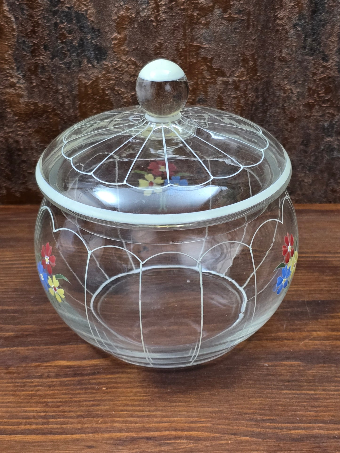 Dekorative Mid-Century Glasbonboniere mit handgemalten Blumen, Deckel und klarer Form, böhmische Vintage Glasdose zur stilvollen Aufbewahrung.
