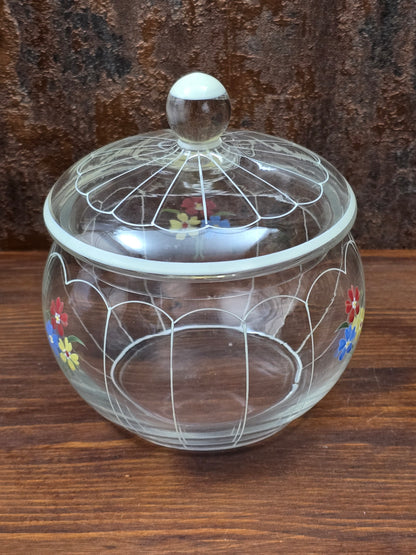 Dekorative Mid-Century Glasbonboniere mit handgemalten Blumen, Deckel und klarer Form, böhmische Vintage Glasdose zur stilvollen Aufbewahrung.