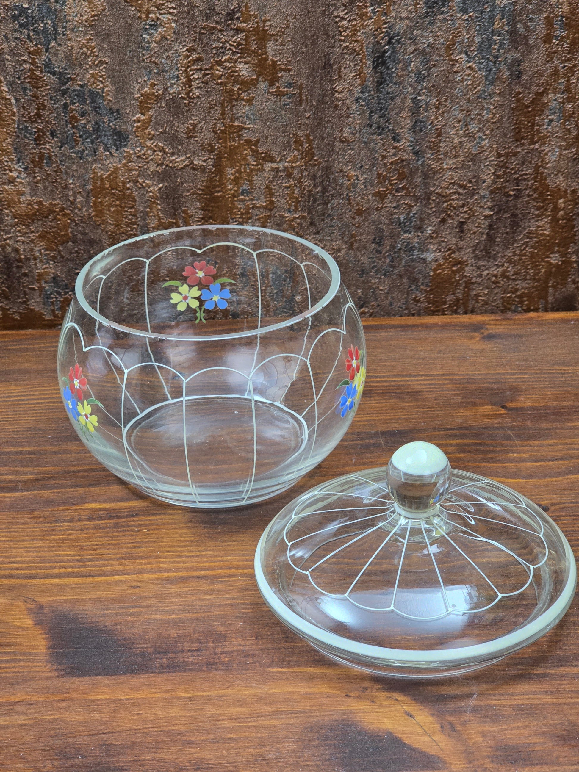 Dekorative Mid-Century Glasbonboniere mit handgemalten Blumen, Deckel und klarer Form, böhmische Vintage Glasdose zur stilvollen Aufbewahrung.