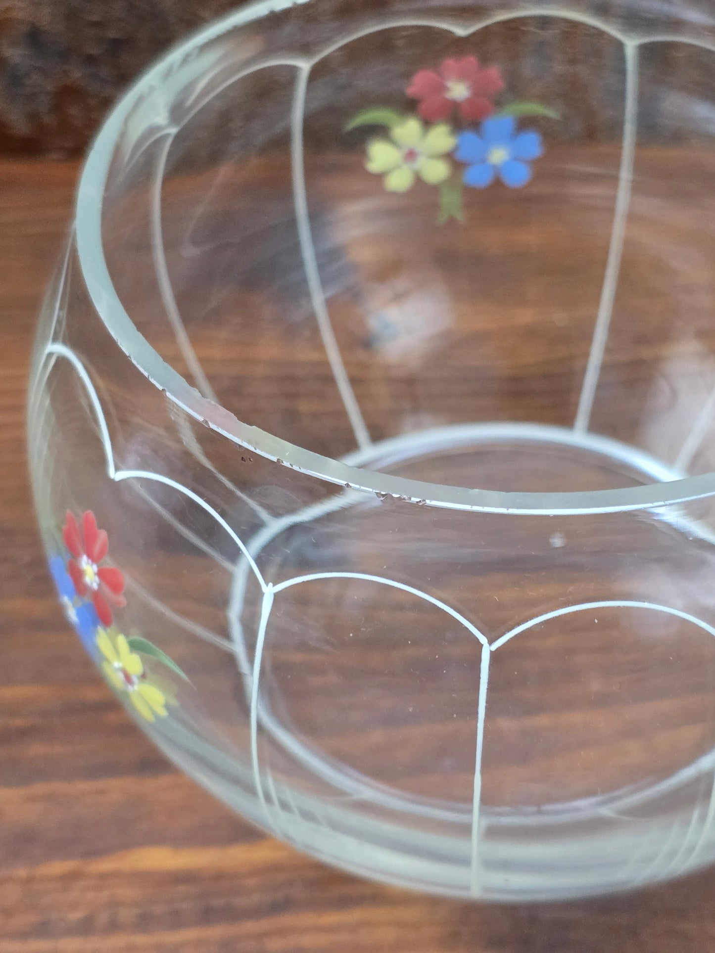 Dekorative Mid-Century Glasbonboniere mit handgemalten Blumen, Deckel und klarer Form, böhmische Vintage Glasdose zur stilvollen Aufbewahrung.