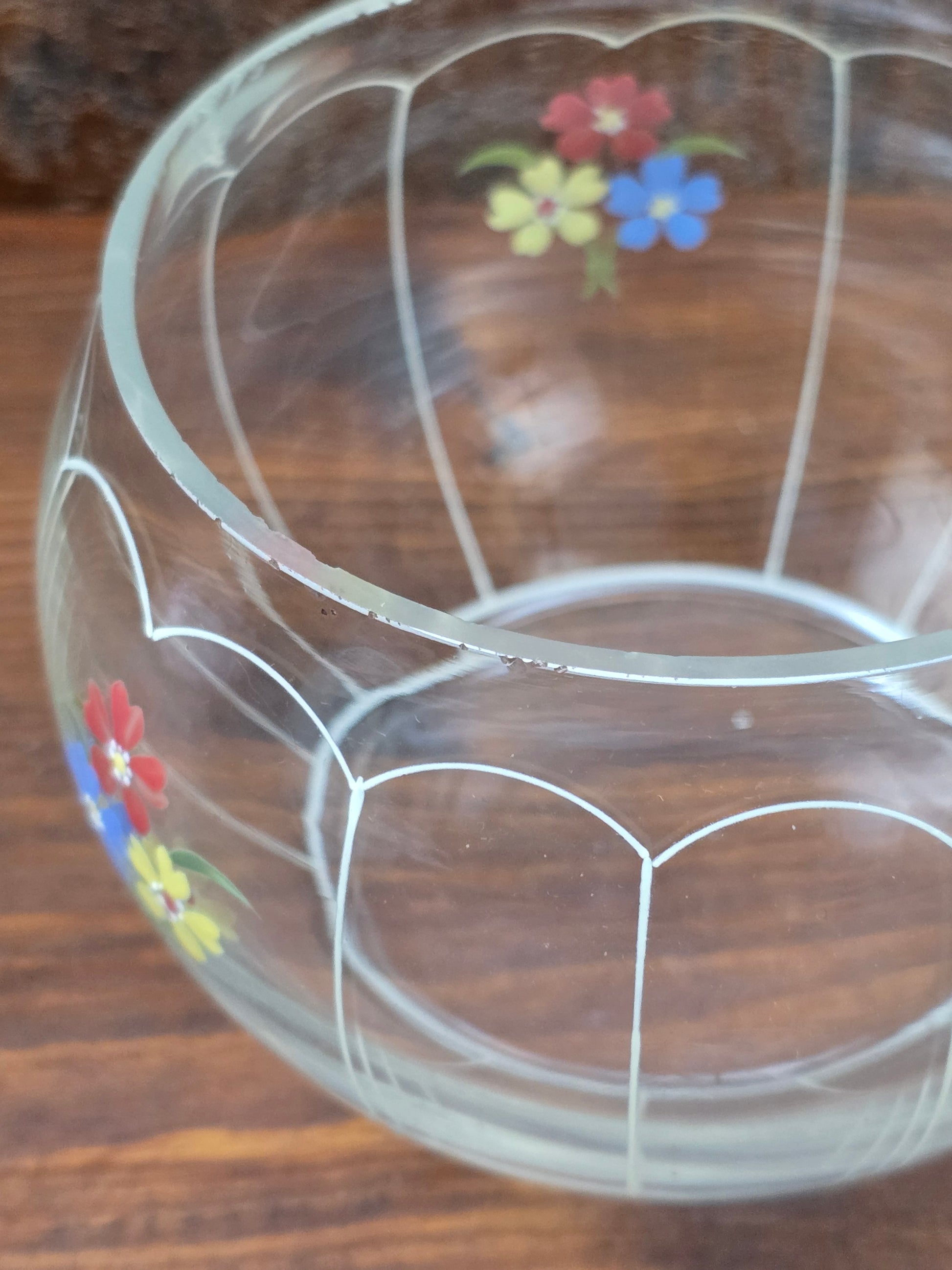 Dekorative Mid-Century Glasbonboniere mit handgemalten Blumen, Deckel und klarer Form, böhmische Vintage Glasdose zur stilvollen Aufbewahrung.