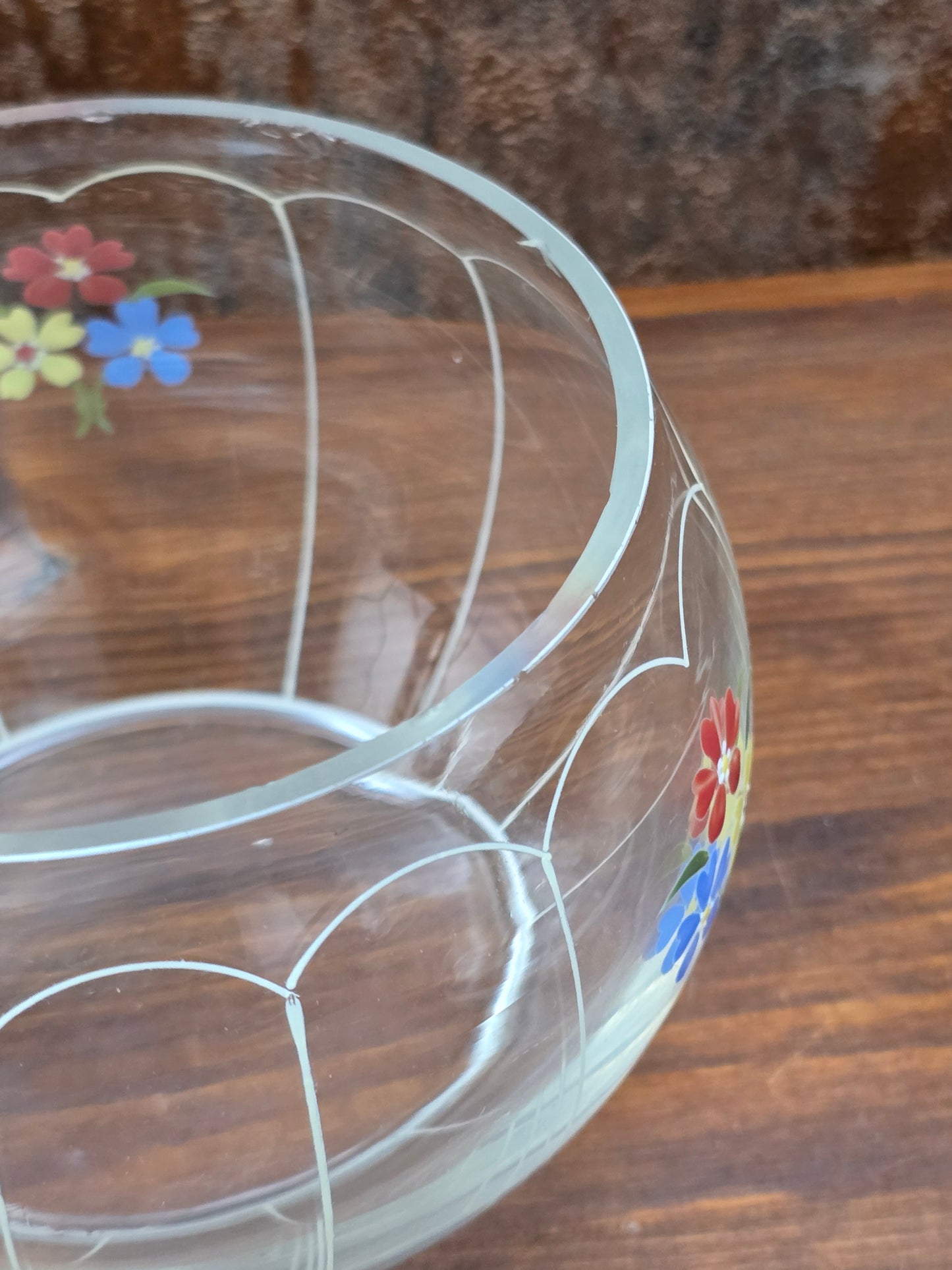 Dekorative Mid-Century Glasbonboniere mit handgemalten Blumen, Deckel und klarer Form, böhmische Vintage Glasdose zur stilvollen Aufbewahrung.