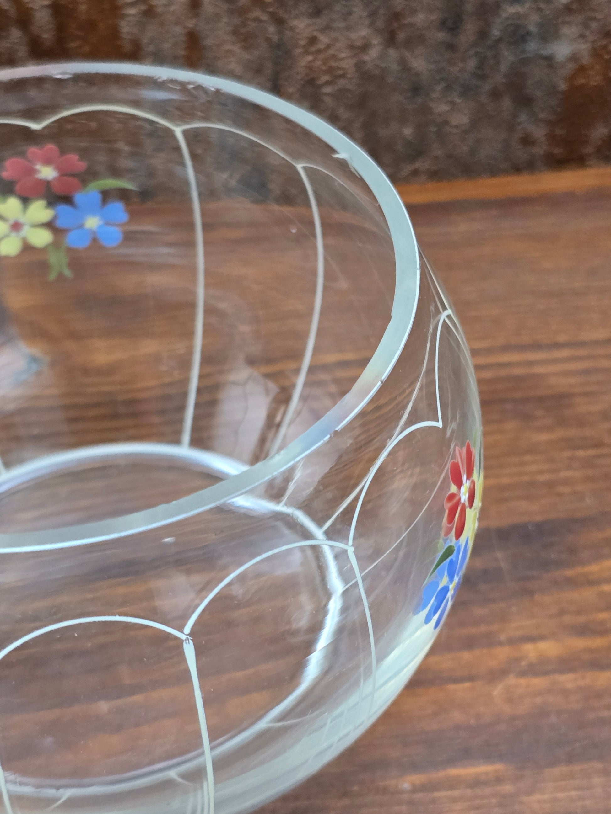 Dekorative Mid-Century Glasbonboniere mit handgemalten Blumen, Deckel und klarer Form, böhmische Vintage Glasdose zur stilvollen Aufbewahrung.