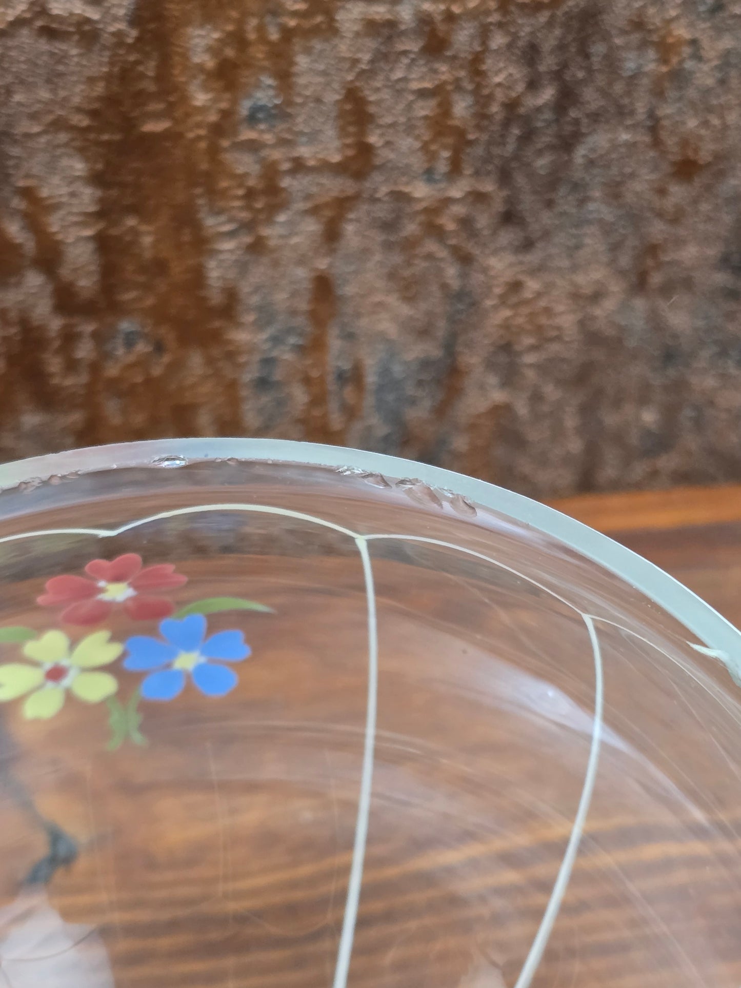 Dekorative Mid-Century Glasbonboniere mit handgemalten Blumen, Deckel und klarer Form, böhmische Vintage Glasdose zur stilvollen Aufbewahrung.