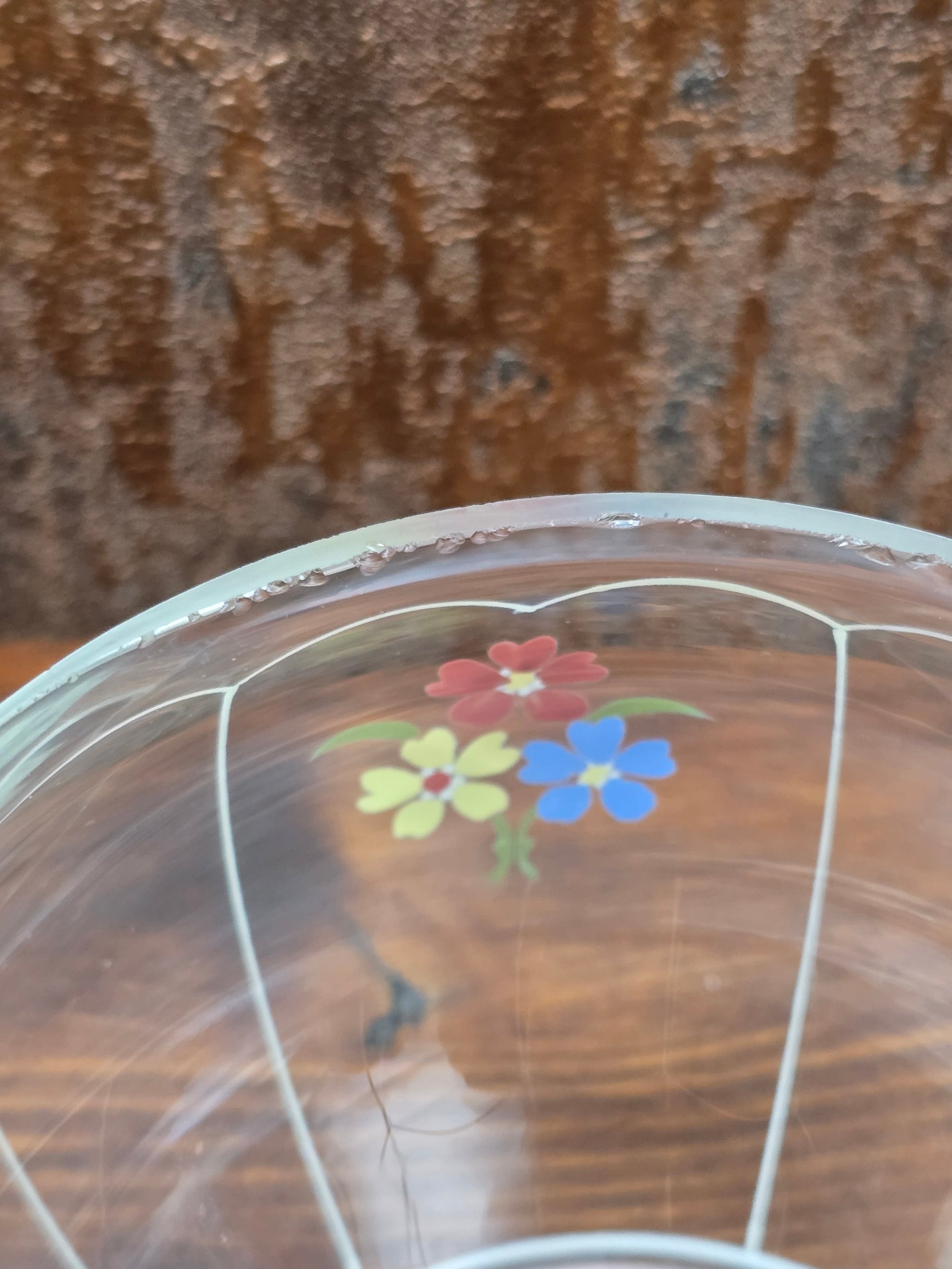 Dekorative Mid-Century Glasbonboniere mit handgemalten Blumen, Deckel und klarer Form, böhmische Vintage Glasdose zur stilvollen Aufbewahrung.