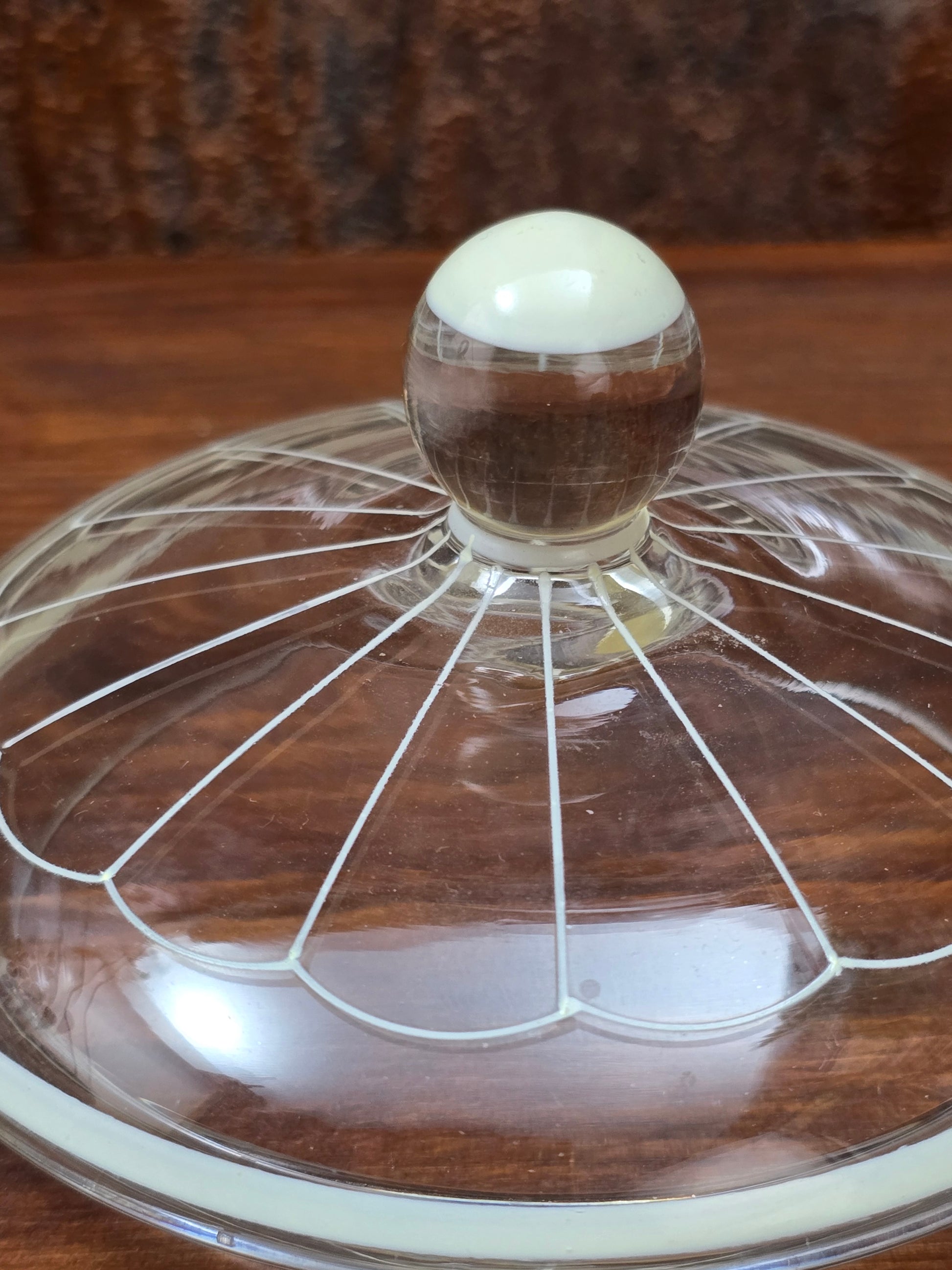 Dekorative Mid-Century Glasbonboniere mit handgemalten Blumen, Deckel und klarer Form, böhmische Vintage Glasdose zur stilvollen Aufbewahrung.