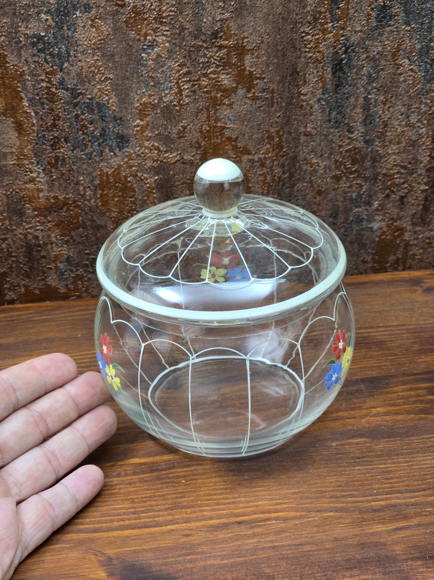 Dekorative Mid-Century Glasbonboniere mit handgemalten Blumen, Deckel und klarer Form, böhmische Vintage Glasdose zur stilvollen Aufbewahrung.