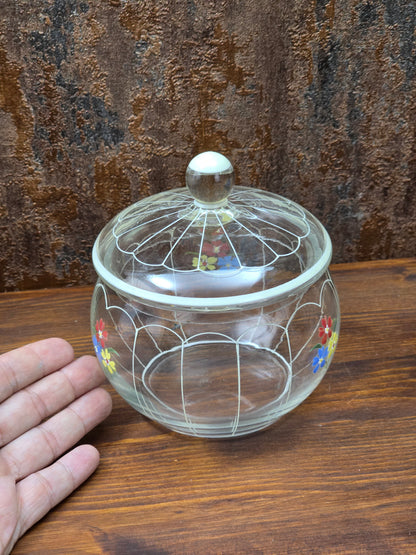 Dekorative Mid-Century Glasbonboniere mit handgemalten Blumen, Deckel und klarer Form, böhmische Vintage Glasdose zur stilvollen Aufbewahrung.