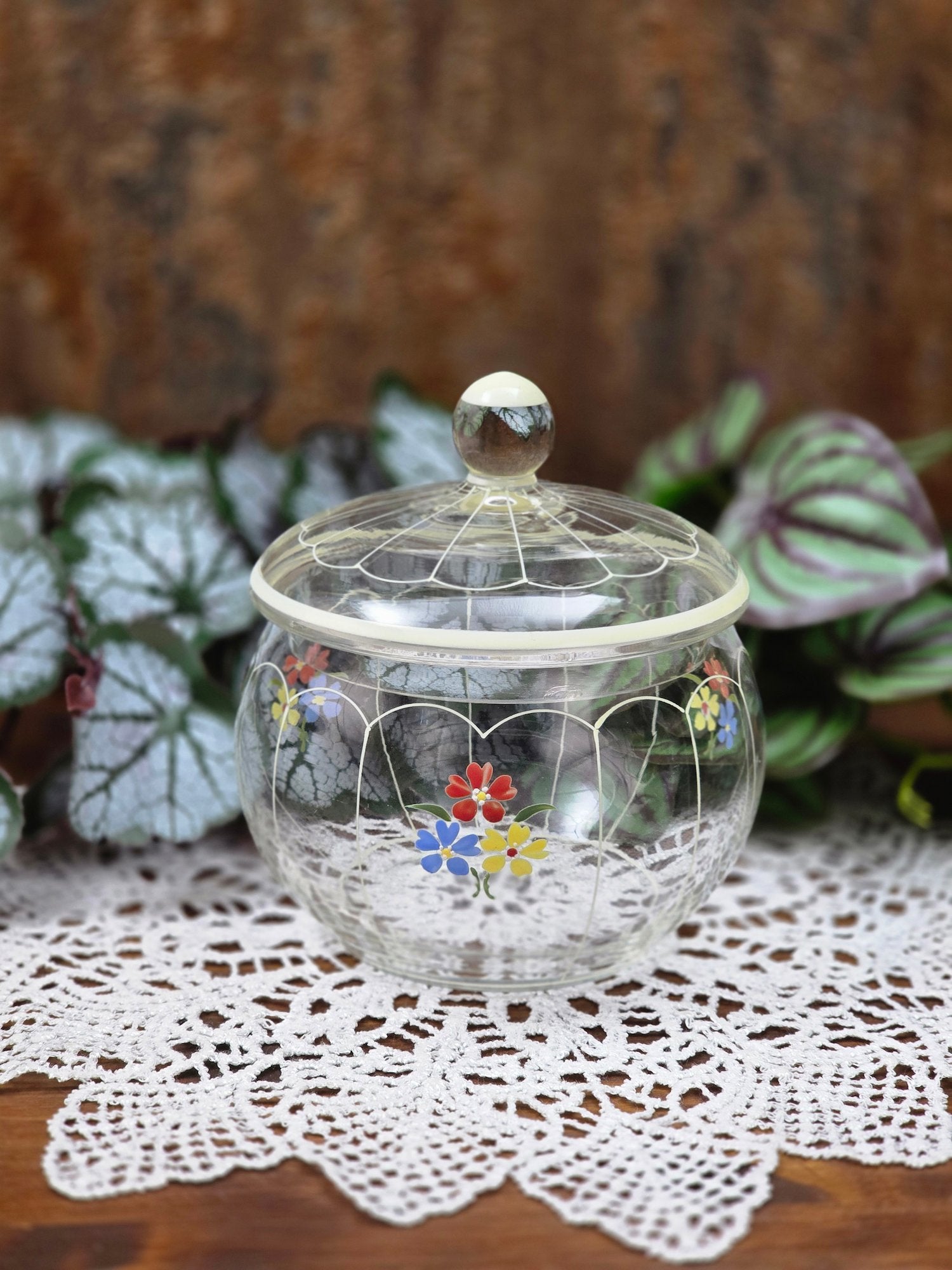 Dekorative Mid-Century Glasbonboniere mit handgemalten Blumen, Deckel und klarer Form, böhmische Vintage Glasdose zur stilvollen Aufbewahrung.