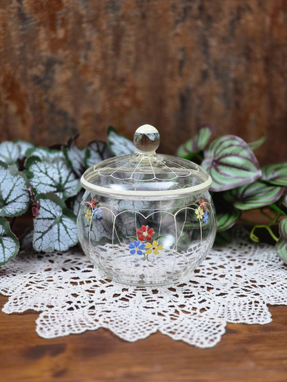 Dekorative Mid-Century Glasbonboniere mit handgemalten Blumen, Deckel und klarer Form, böhmische Vintage Glasdose zur stilvollen Aufbewahrung.