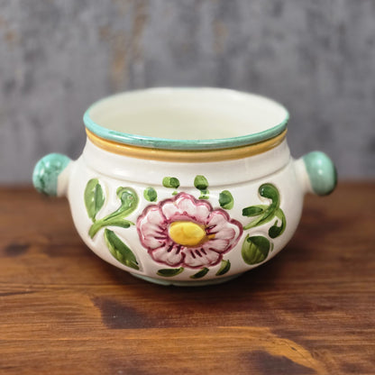 Bauchige Majolika-Schale aus Deruta/Italien, handbemalt mit floraler Reliefdekoration, Ø 16 cm, H 11,5 cm, sehr guter Vintagezustand.