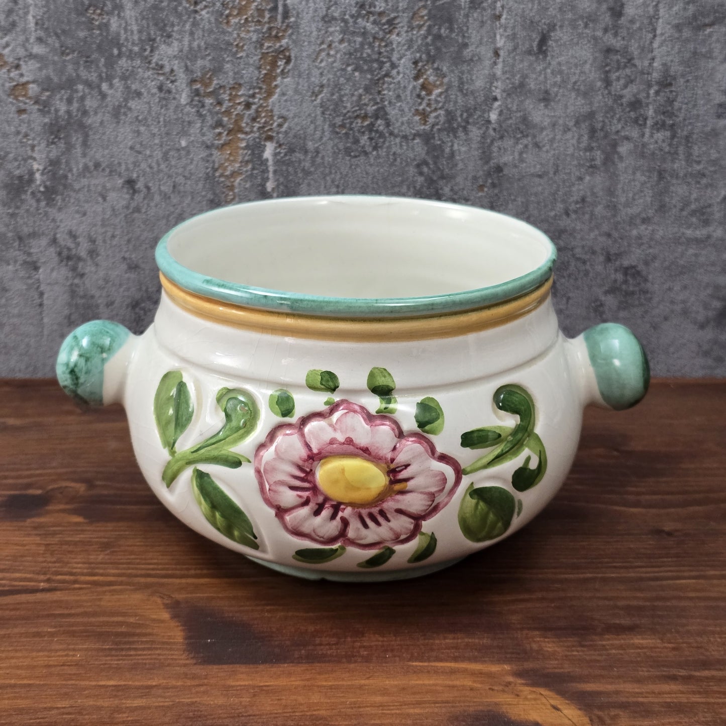 Bauchige Majolika-Schale aus Deruta/Italien, handbemalt mit floraler Reliefdekoration, Ø 16 cm, H 11,5 cm, sehr guter Vintagezustand.