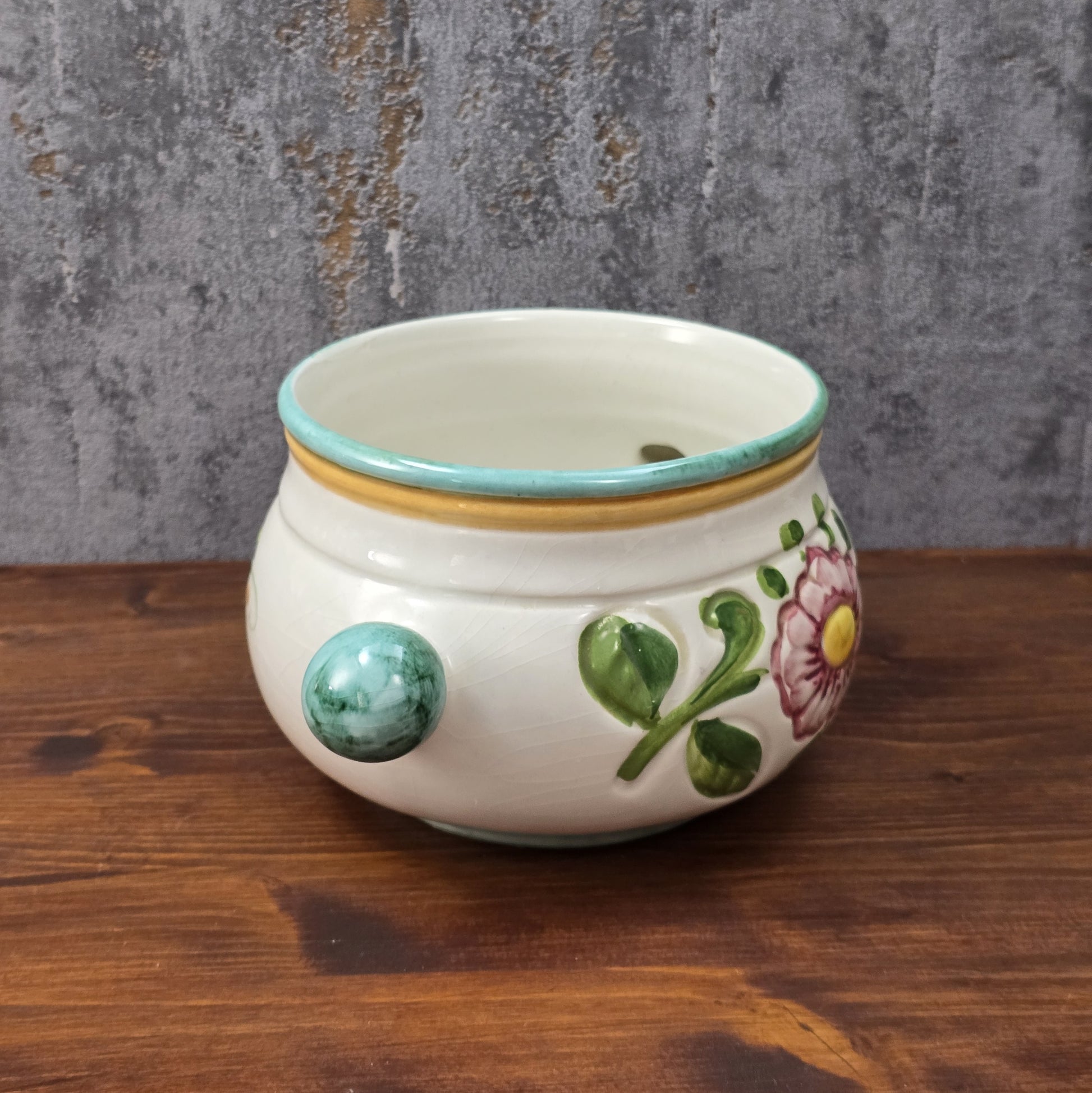 Bauchige Majolika-Schale aus Deruta/Italien, handbemalt mit floraler Reliefdekoration, Ø 16 cm, H 11,5 cm, sehr guter Vintagezustand.