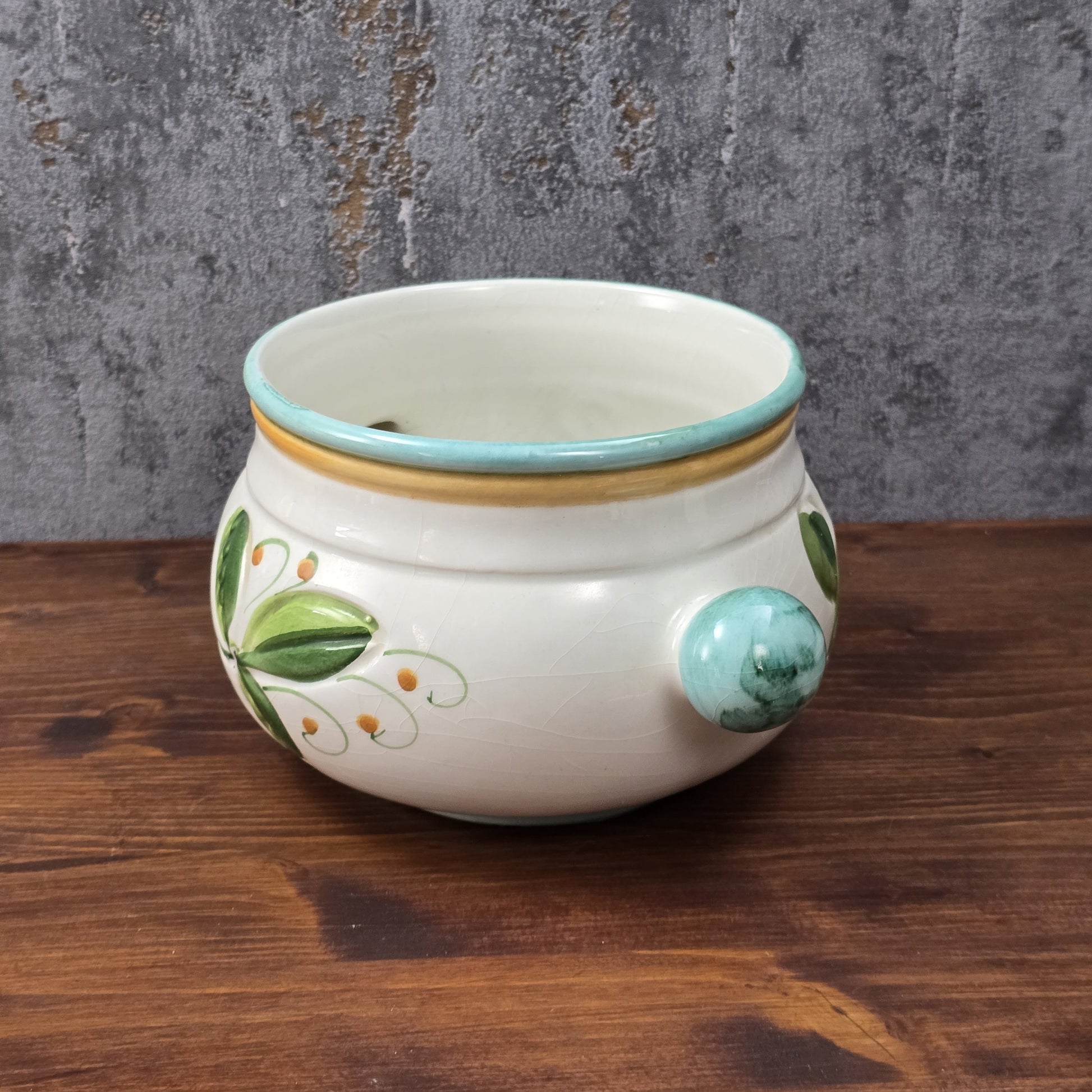 Bauchige Majolika-Schale aus Deruta/Italien, handbemalt mit floraler Reliefdekoration, Ø 16 cm, H 11,5 cm, sehr guter Vintagezustand.