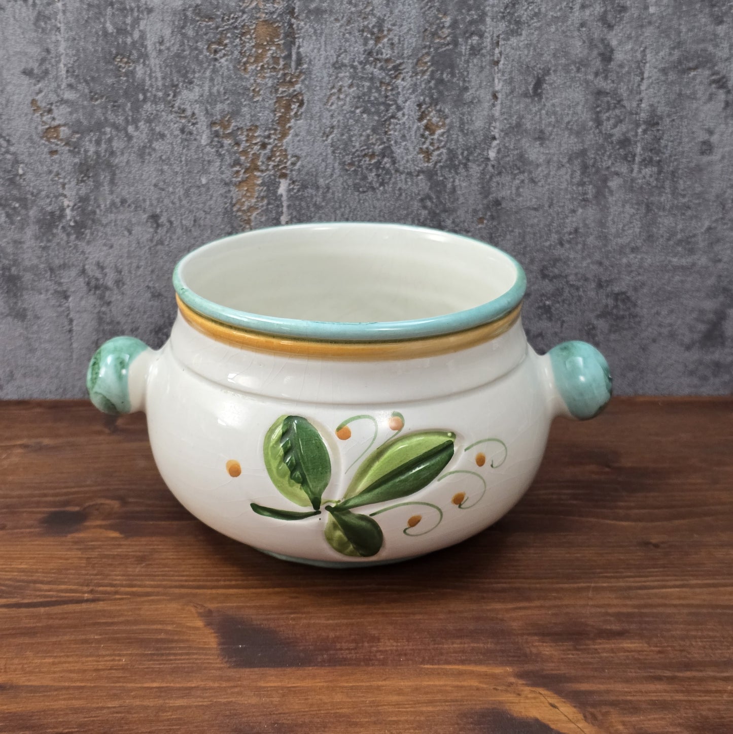 Bauchige Majolika-Schale aus Deruta/Italien, handbemalt mit floraler Reliefdekoration, Ø 16 cm, H 11,5 cm, sehr guter Vintagezustand.