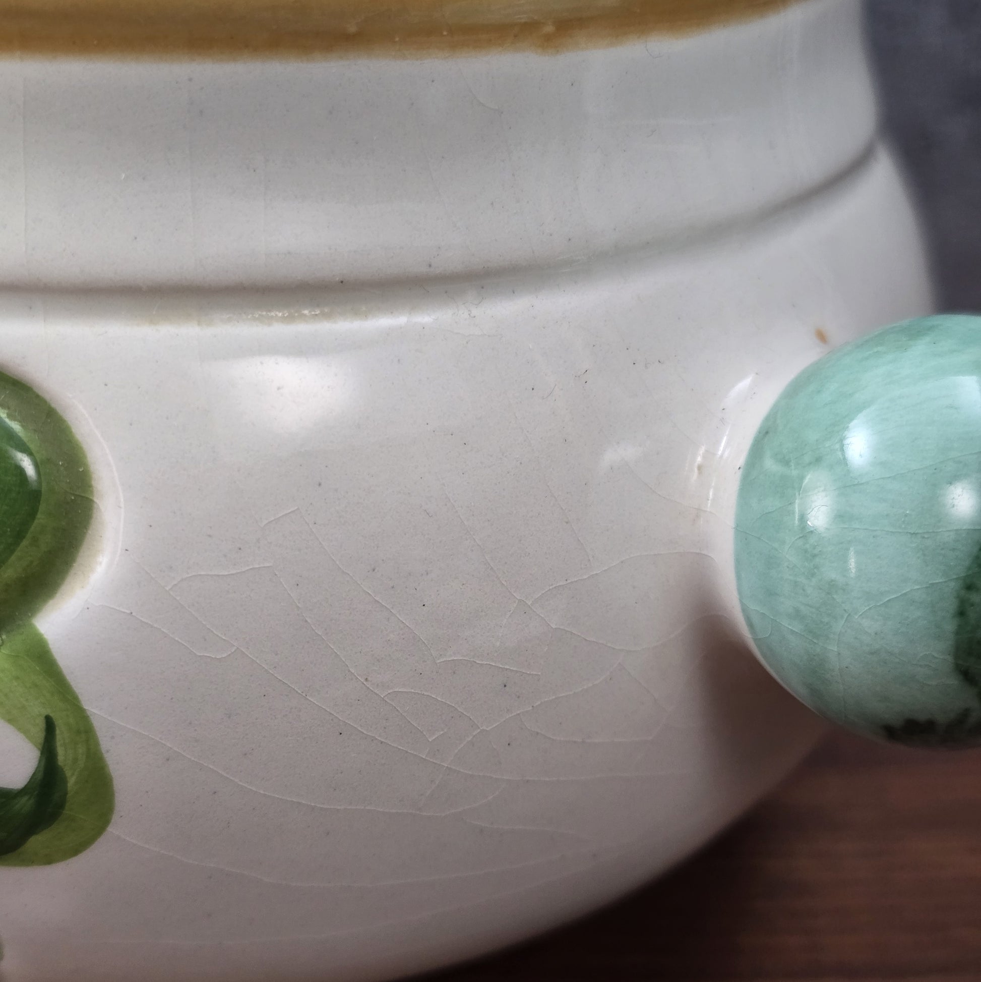 Bauchige Majolika-Schale aus Deruta/Italien, handbemalt mit floraler Reliefdekoration, Ø 16 cm, H 11,5 cm, sehr guter Vintagezustand.