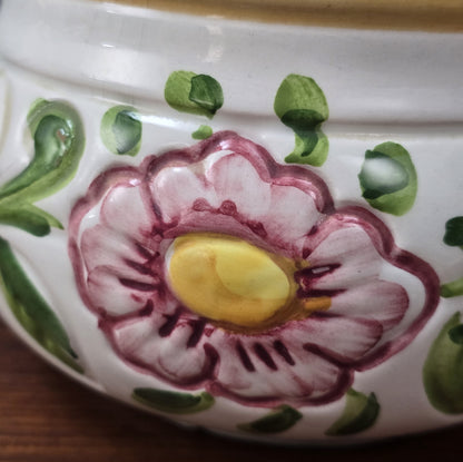 Bauchige Majolika-Schale aus Deruta/Italien, handbemalt mit floraler Reliefdekoration, Ø 16 cm, H 11,5 cm, sehr guter Vintagezustand.