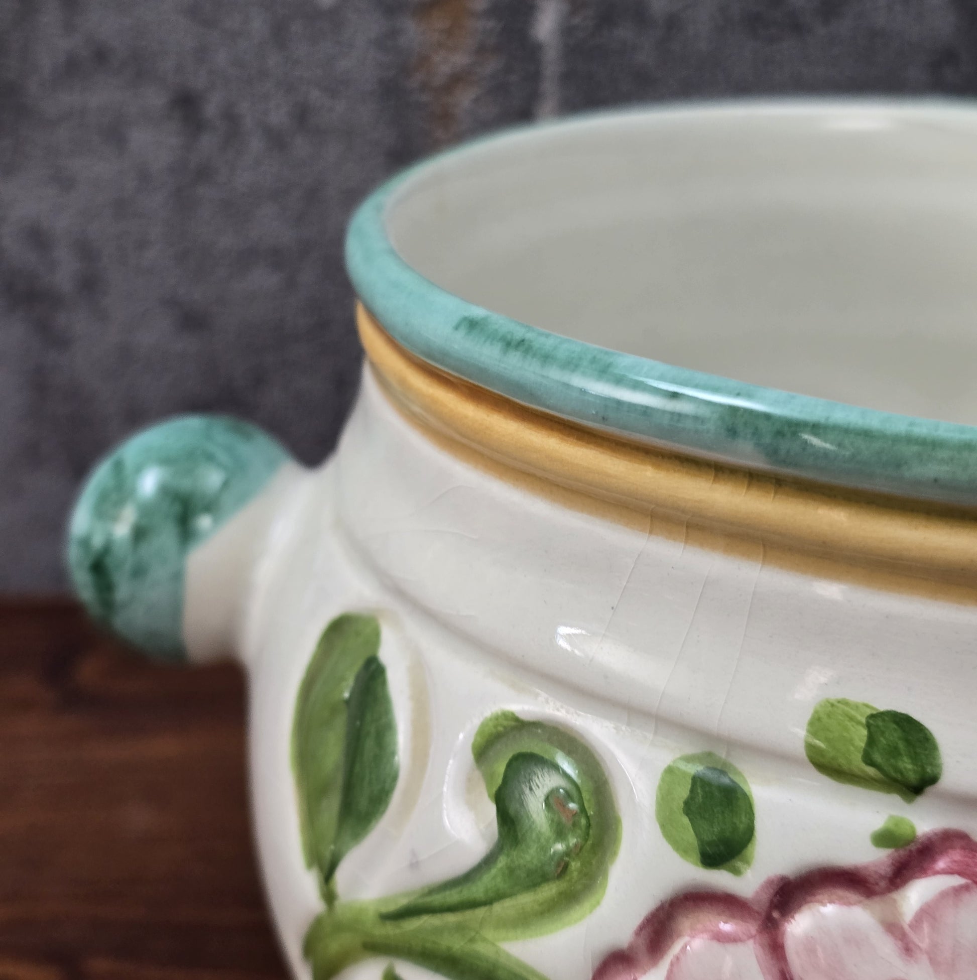 Bauchige Majolika-Schale aus Deruta/Italien, handbemalt mit floraler Reliefdekoration, Ø 16 cm, H 11,5 cm, sehr guter Vintagezustand.