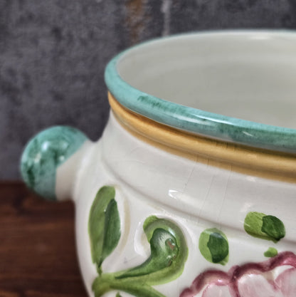 Bauchige Majolika-Schale aus Deruta/Italien, handbemalt mit floraler Reliefdekoration, Ø 16 cm, H 11,5 cm, sehr guter Vintagezustand.