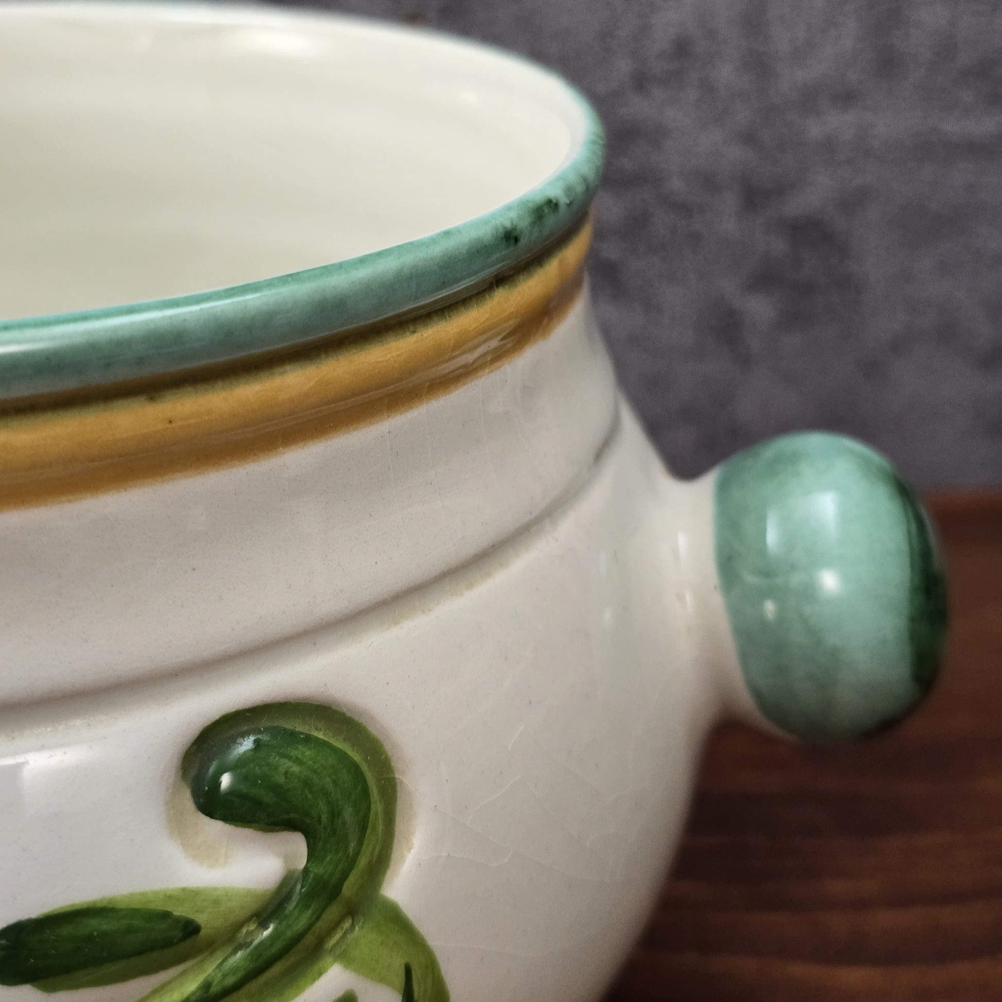 Bauchige Majolika-Schale aus Deruta/Italien, handbemalt mit floraler Reliefdekoration, Ø 16 cm, H 11,5 cm, sehr guter Vintagezustand.