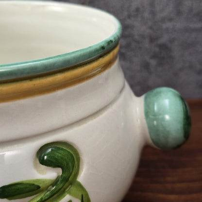 Bauchige Majolika-Schale aus Deruta/Italien, handbemalt mit floraler Reliefdekoration, Ø 16 cm, H 11,5 cm, sehr guter Vintagezustand.