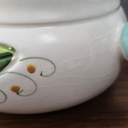 Bauchige Majolika-Schale aus Deruta/Italien, handbemalt mit floraler Reliefdekoration, Ø 16 cm, H 11,5 cm, sehr guter Vintagezustand.