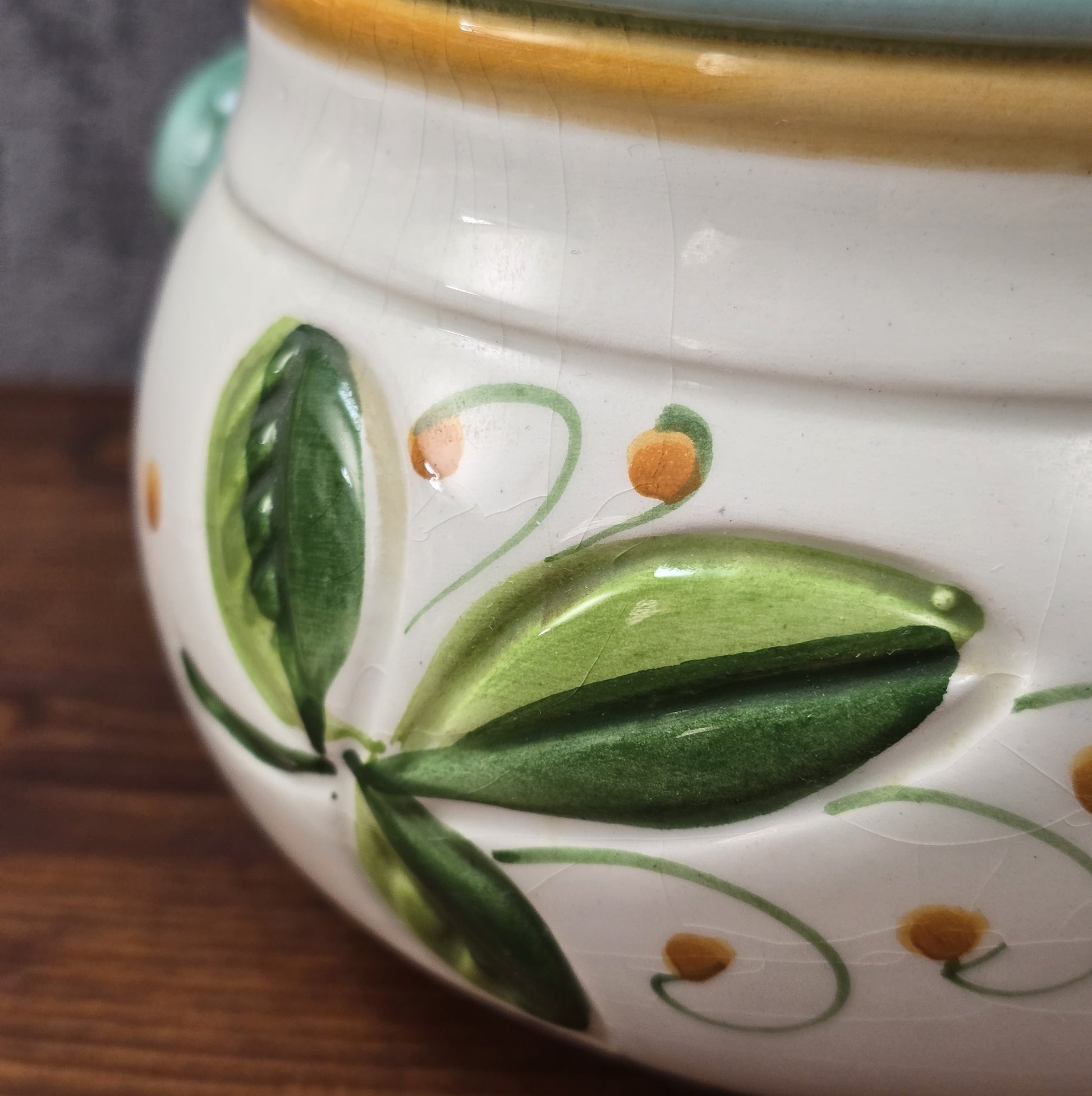 Bauchige Majolika-Schale aus Deruta/Italien, handbemalt mit floraler Reliefdekoration, Ø 16 cm, H 11,5 cm, sehr guter Vintagezustand.