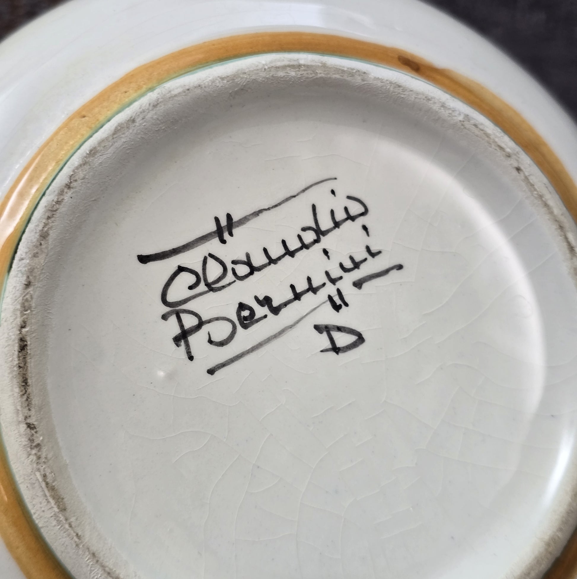 Bauchige Majolika-Schale aus Deruta/Italien, handbemalt mit floraler Reliefdekoration, Ø 16 cm, H 11,5 cm, sehr guter Vintagezustand.