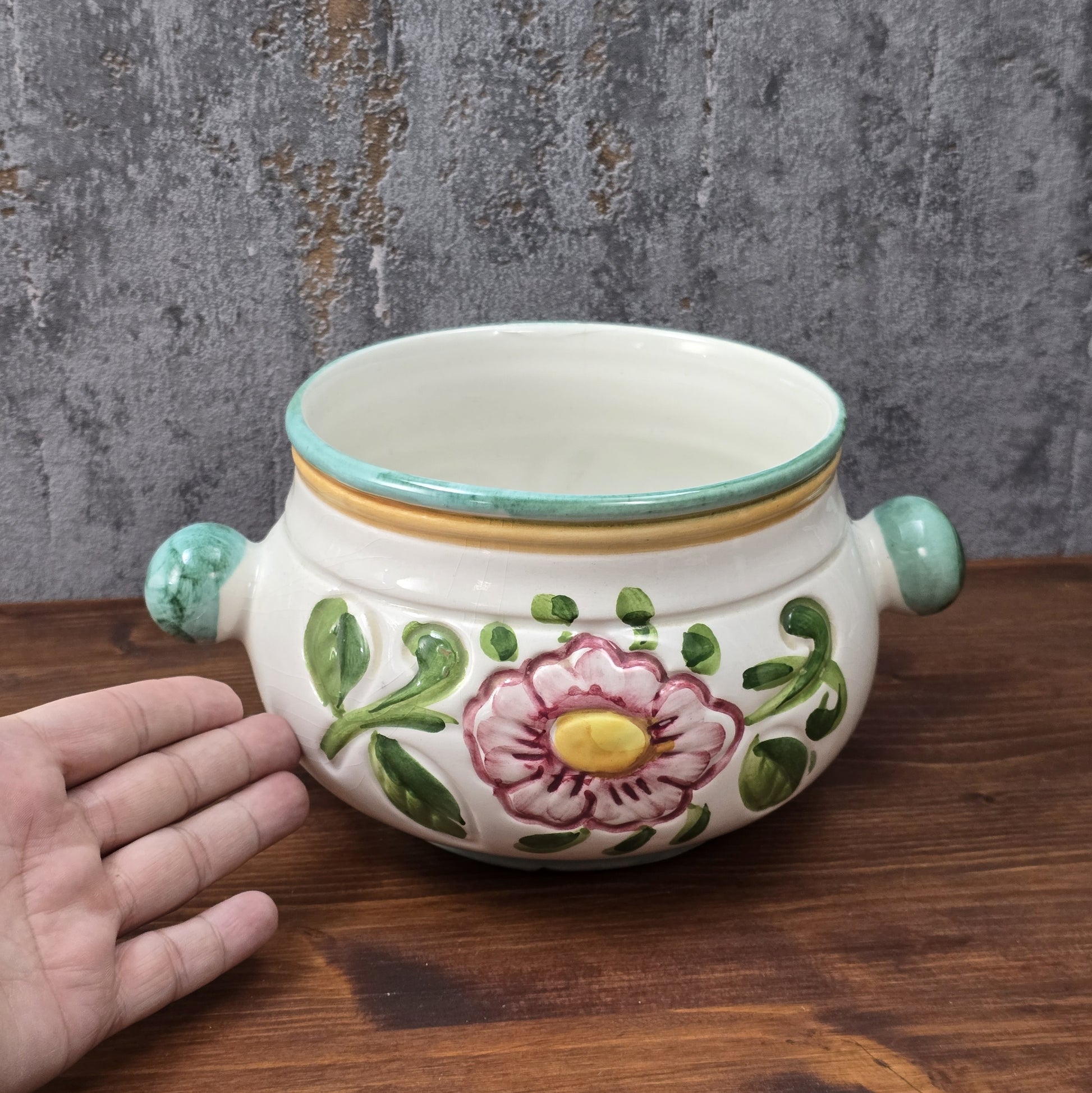 Bauchige Majolika-Schale aus Deruta/Italien, handbemalt mit floraler Reliefdekoration, Ø 16 cm, H 11,5 cm, sehr guter Vintagezustand.