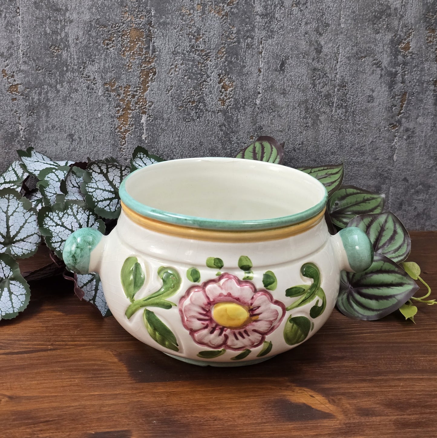 Bauchige Majolika-Schale aus Deruta/Italien, handbemalt mit floraler Reliefdekoration, Ø 16 cm, H 11,5 cm, sehr guter Vintagezustand.