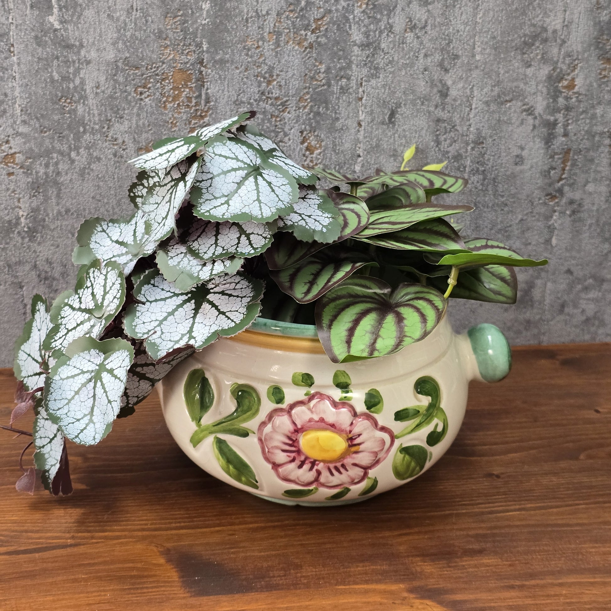 Bauchige Majolika-Schale aus Deruta/Italien, handbemalt mit floraler Reliefdekoration, Ø 16 cm, H 11,5 cm, sehr guter Vintagezustand.