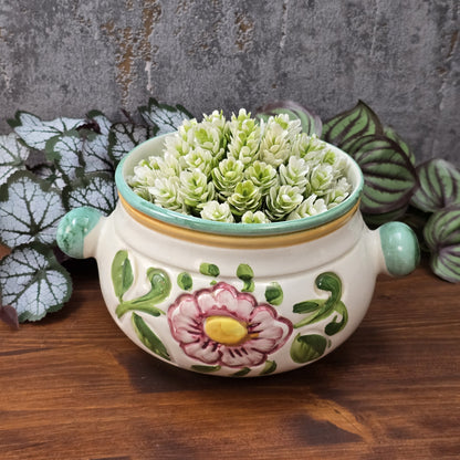 Bauchige Majolika-Schale aus Deruta/Italien, handbemalt mit floraler Reliefdekoration, Ø 16 cm, H 11,5 cm, sehr guter Vintagezustand.