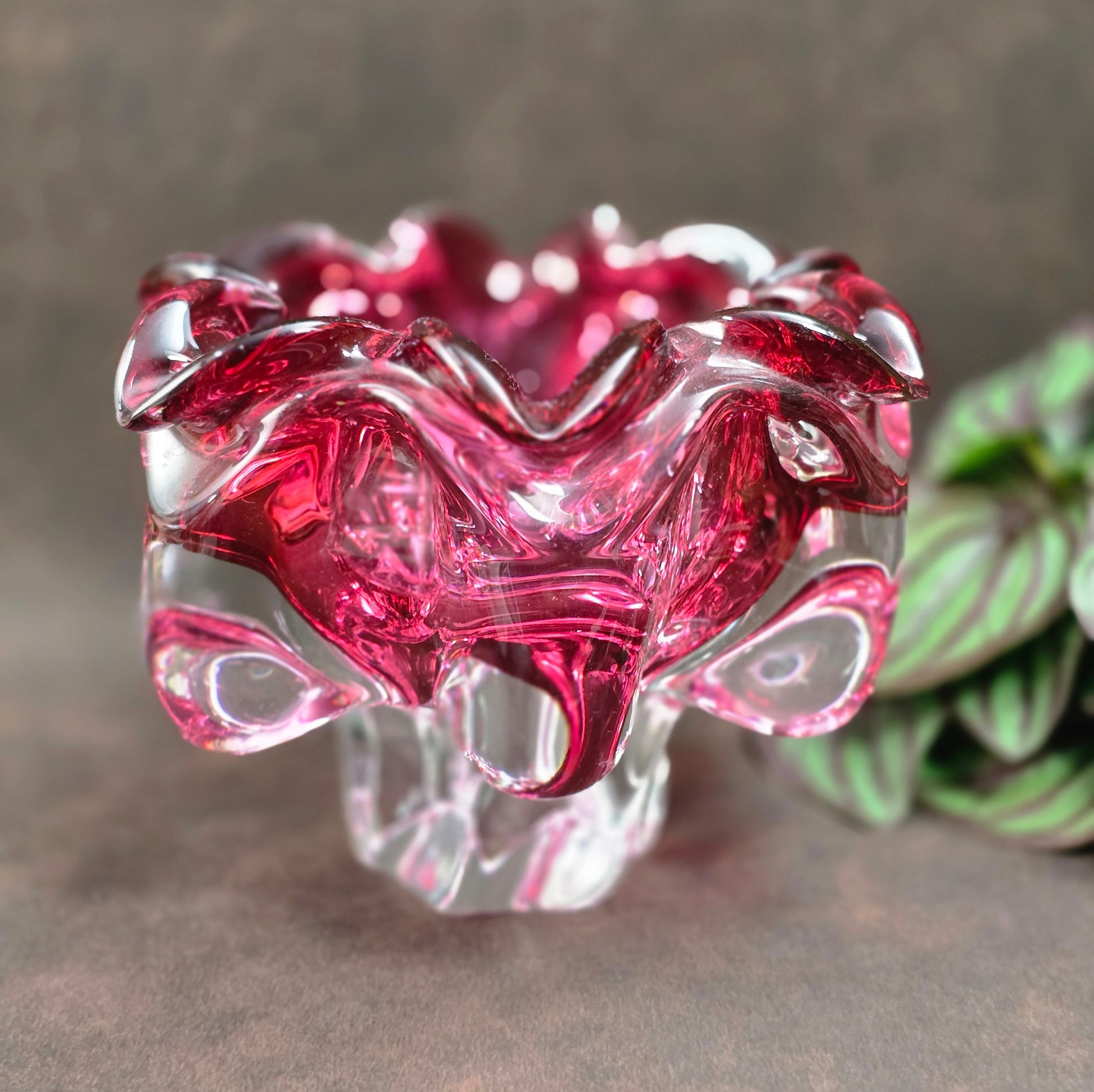 Designklassiker von Hospodka: Pinke Kunstglasschale aus den 60ern, Chribska. Schwer, gerüscht, eindrucksvoll – echtes Vintage-Statement!