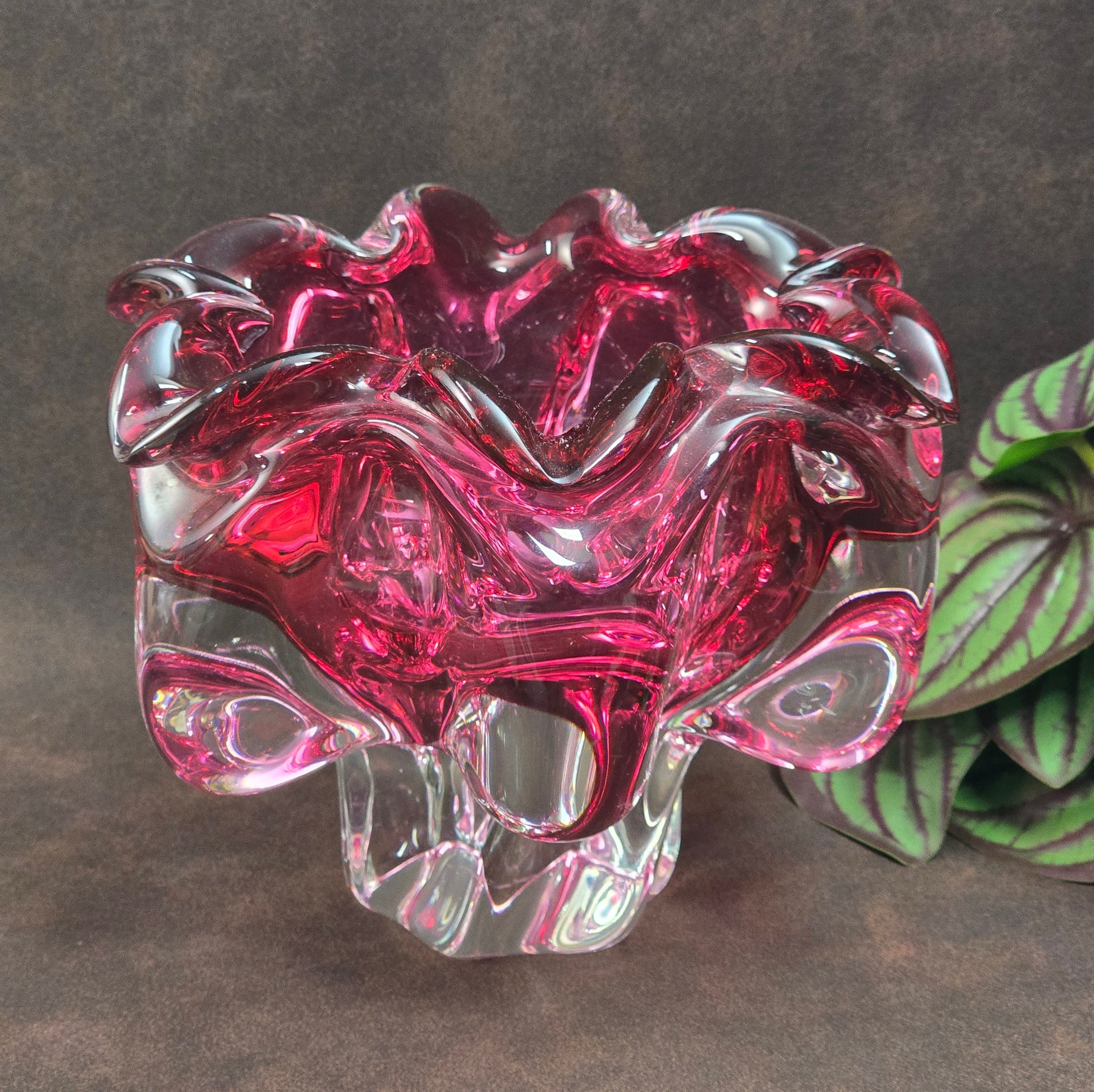Designklassiker von Hospodka: Pinke Kunstglasschale aus den 60ern, Chribska. Schwer, gerüscht, eindrucksvoll – echtes Vintage-Statement!